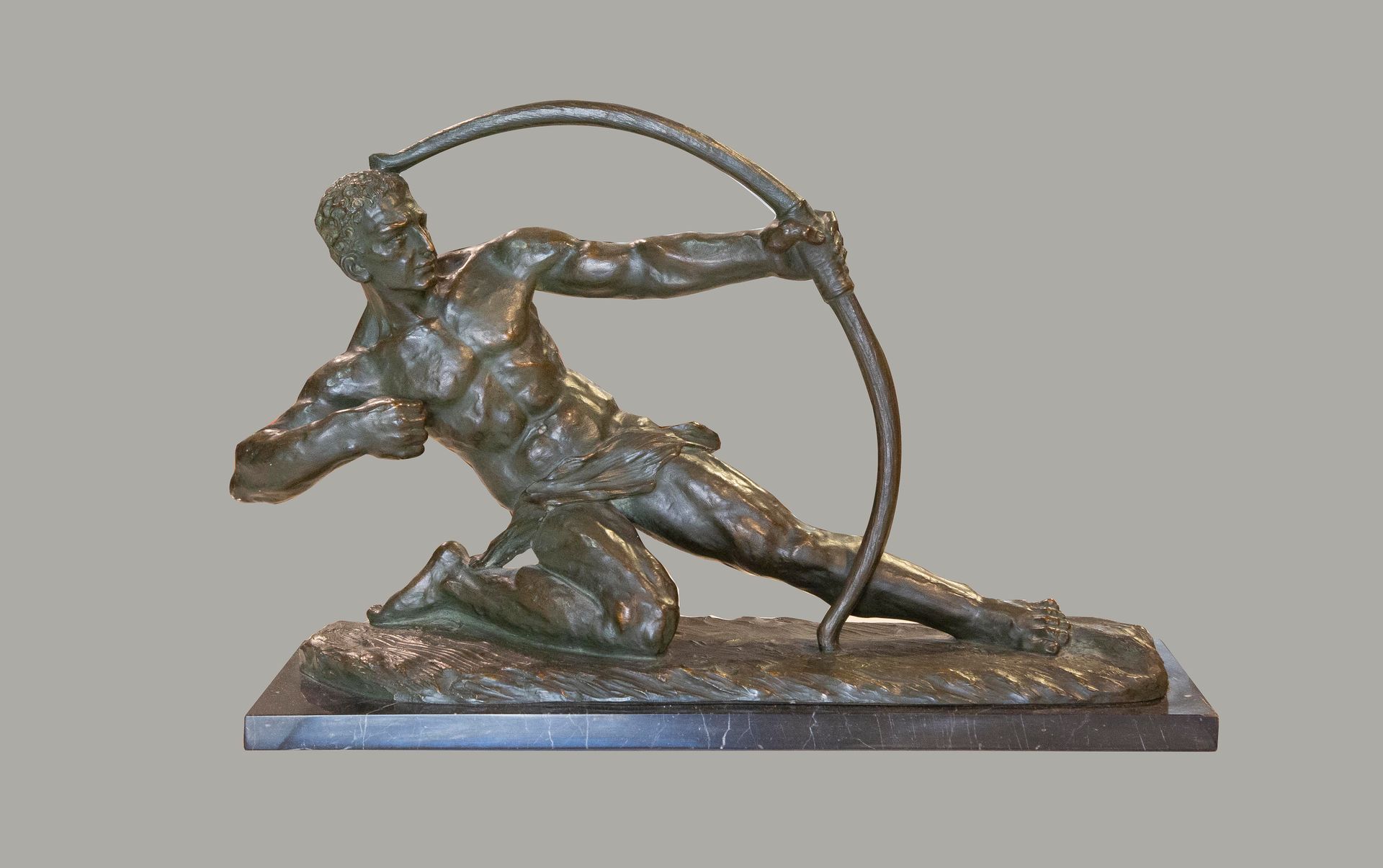 Null 
约翰内斯-多米塞（1878-1955）。"Archer"。石膏材质的体积雕塑，放置在大理石底座上。