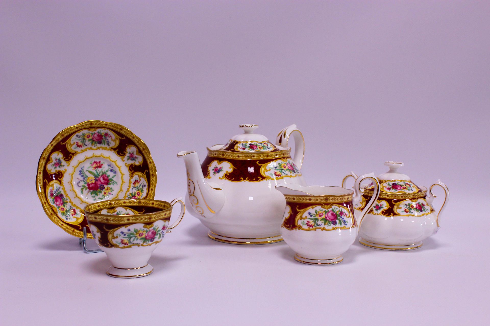Null 皇家艾伯特骨质瓷英格兰茶具Lady Hamilton模型，包括一个茶壶，一个糖碗，一个牛奶壶和六个杯子和碟子。