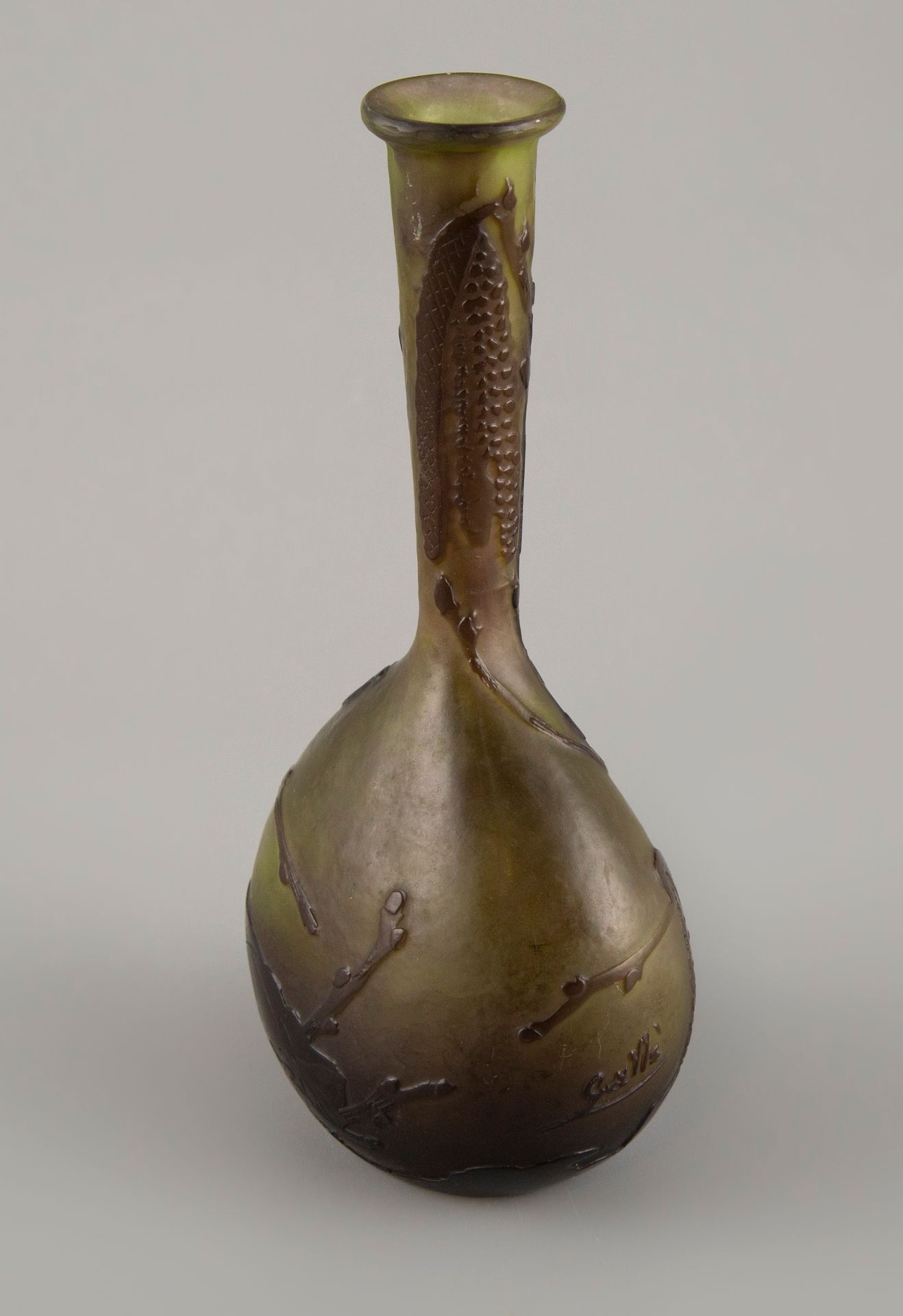 Null GALLE. Vaso soliflore in vetro acidato con decorazione vegetale. H.:17,5 cm