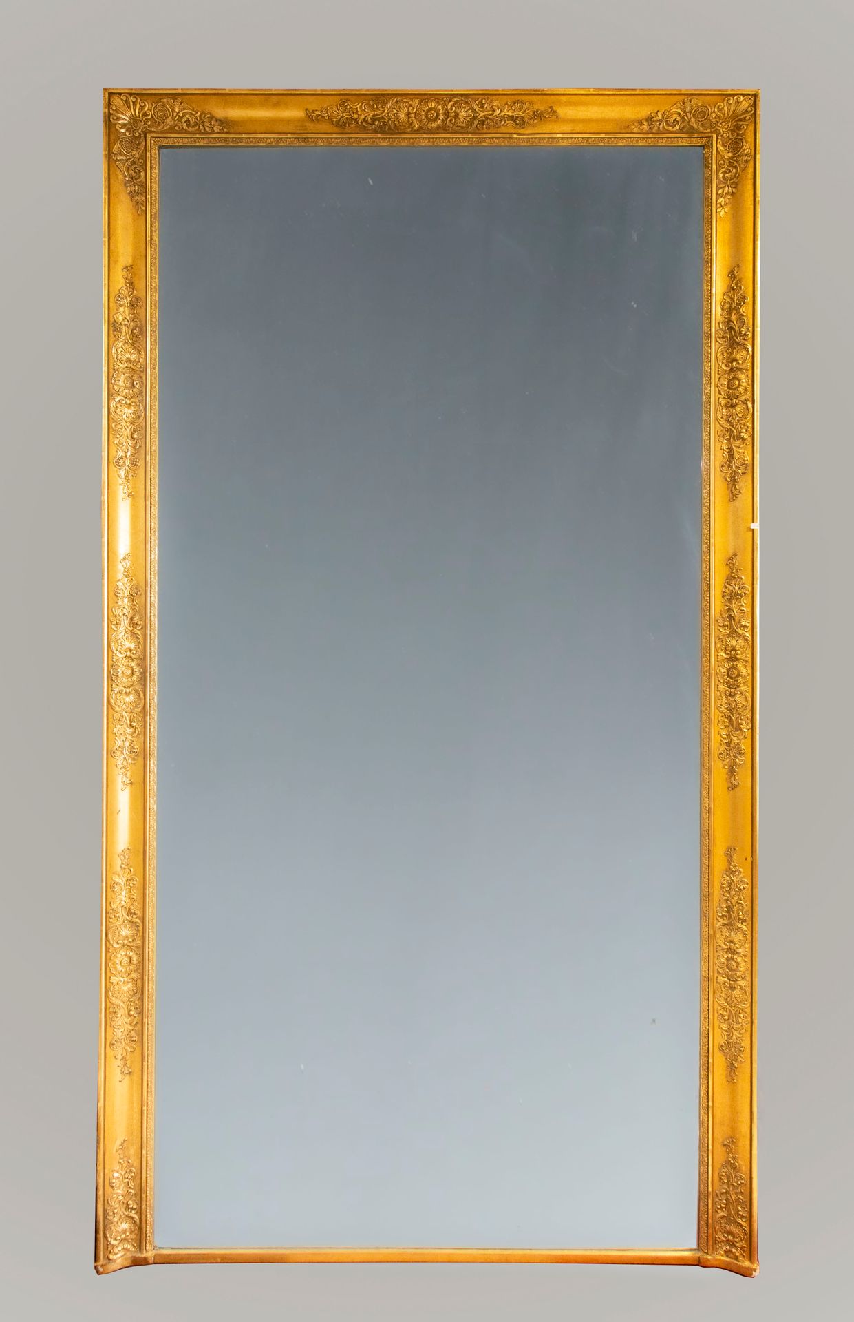Null Grande specchio in legno e stucco dorato. Copia dello stile.