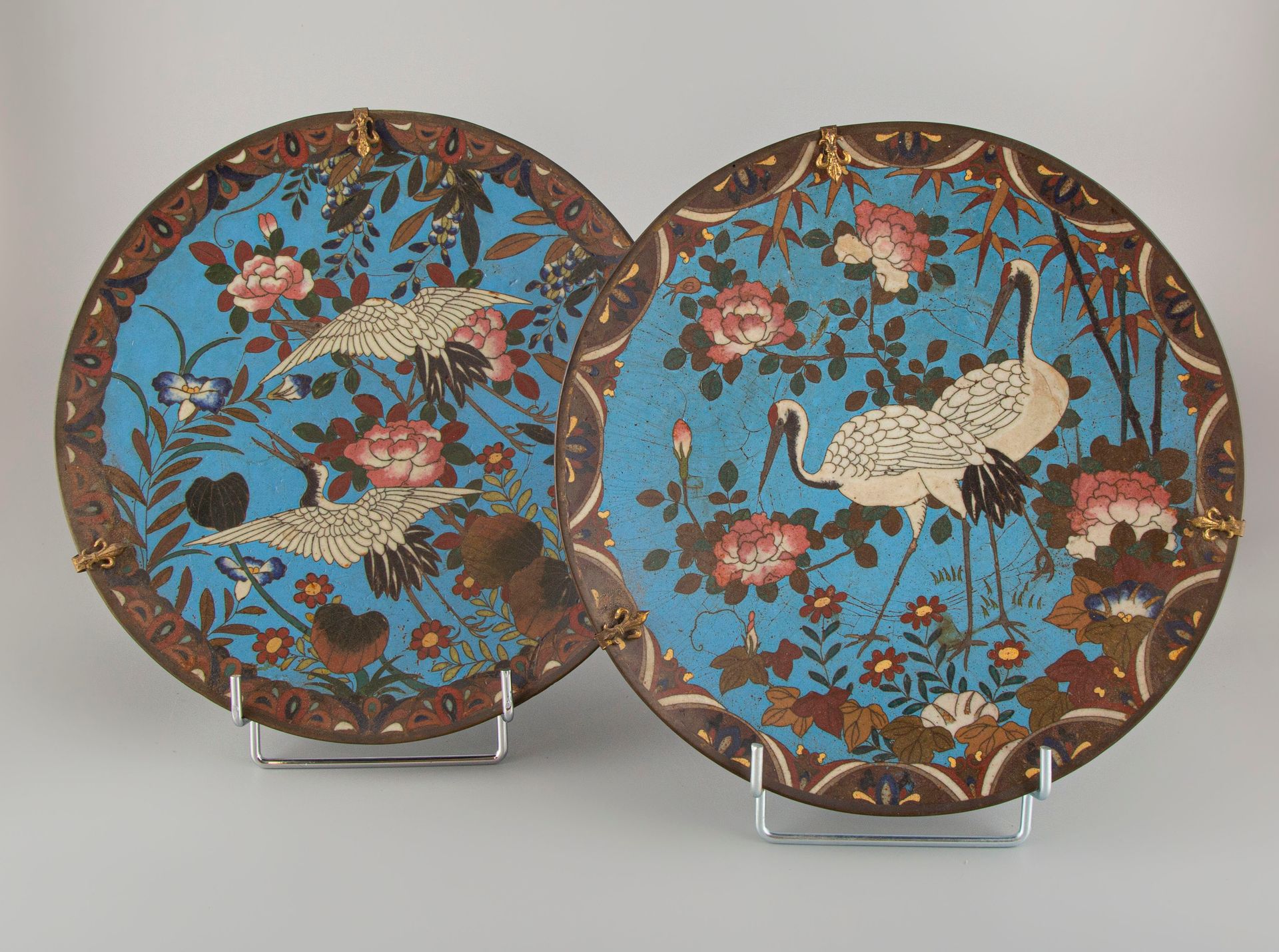 Null 日本 19世纪。一对景泰蓝铜盘，上面装饰着蓝底的仙鹤。D.:30厘米