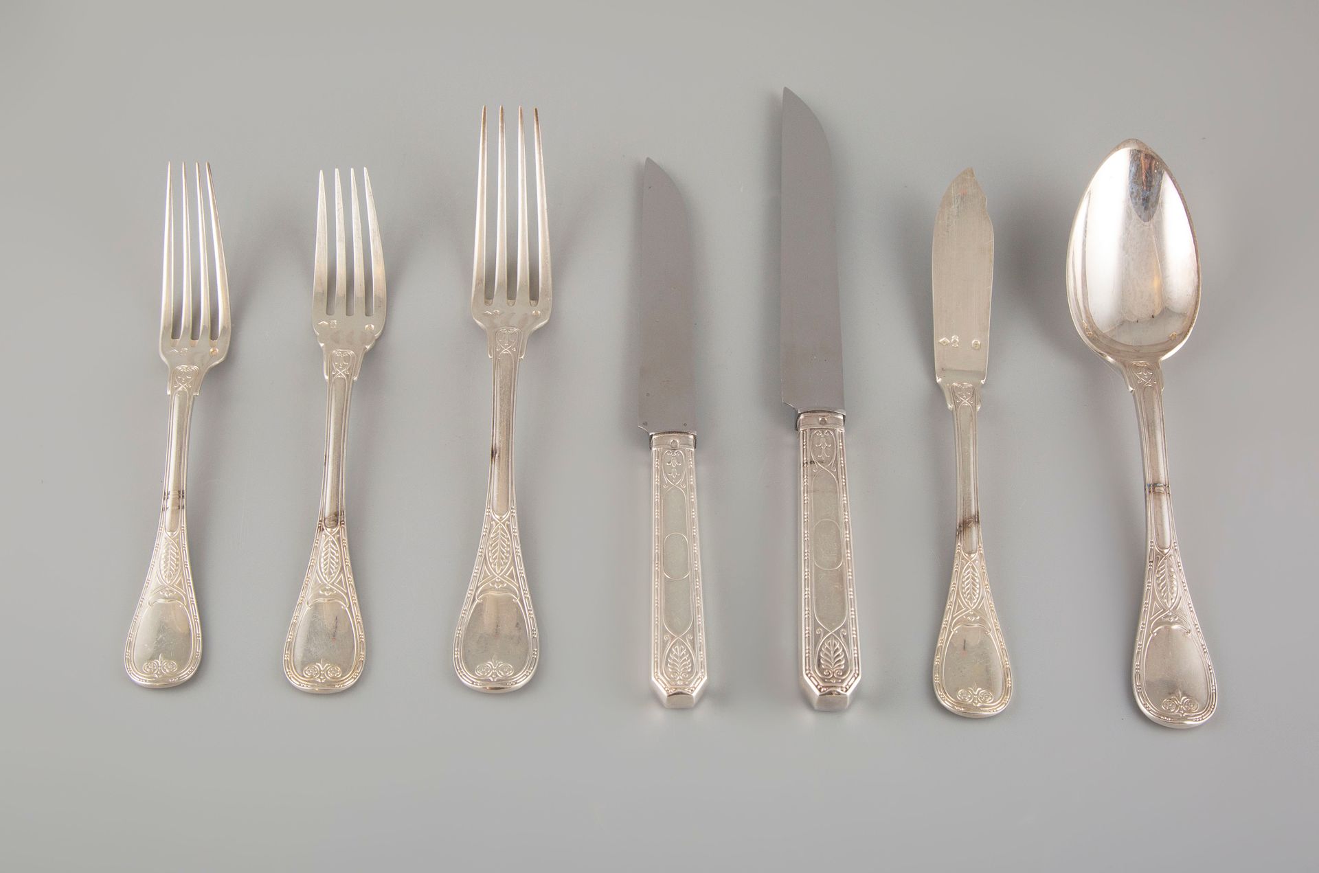 Null Minerva银质餐具套装包括十二把餐刀、十二把鱼刀、十二把大餐刀（钢刀和锻造银柄）和十二把中型刀（钢刀和锻造银柄）以及十二把