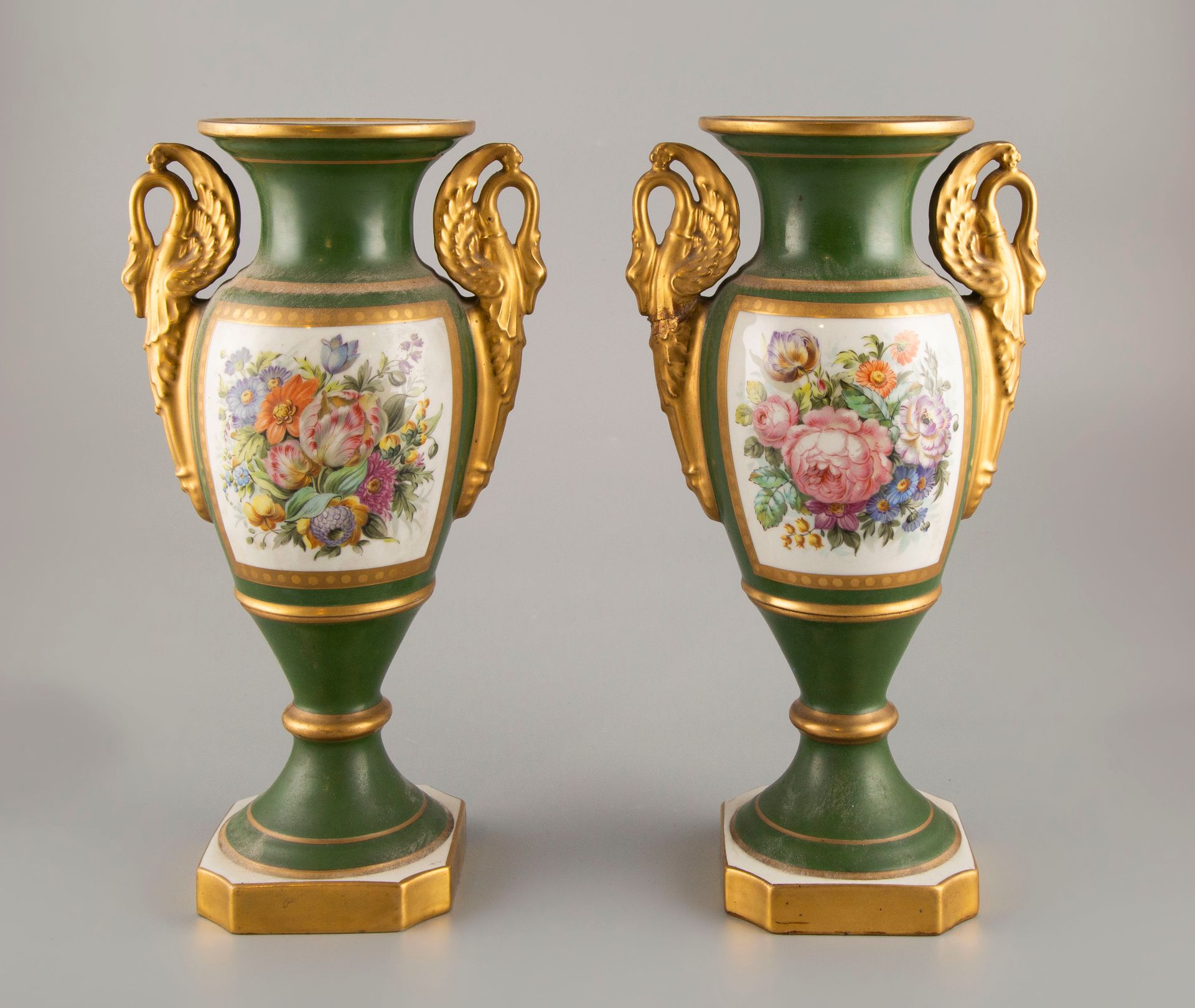Null Paire de vases en porcelaine du vieux Paris à décor peint polychrome de jet&hellip;