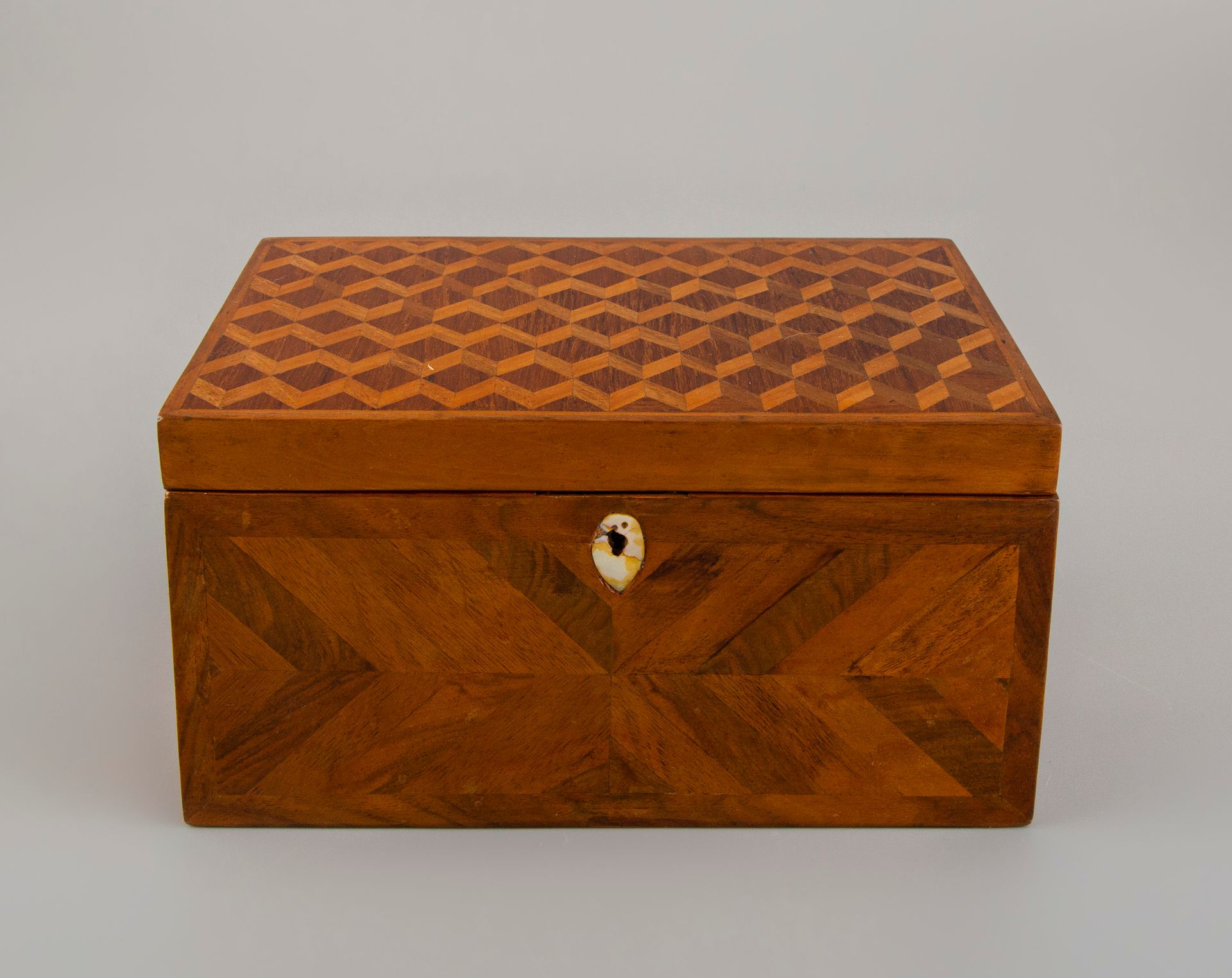 Null Napoleon III box in inlaid wood with its key.