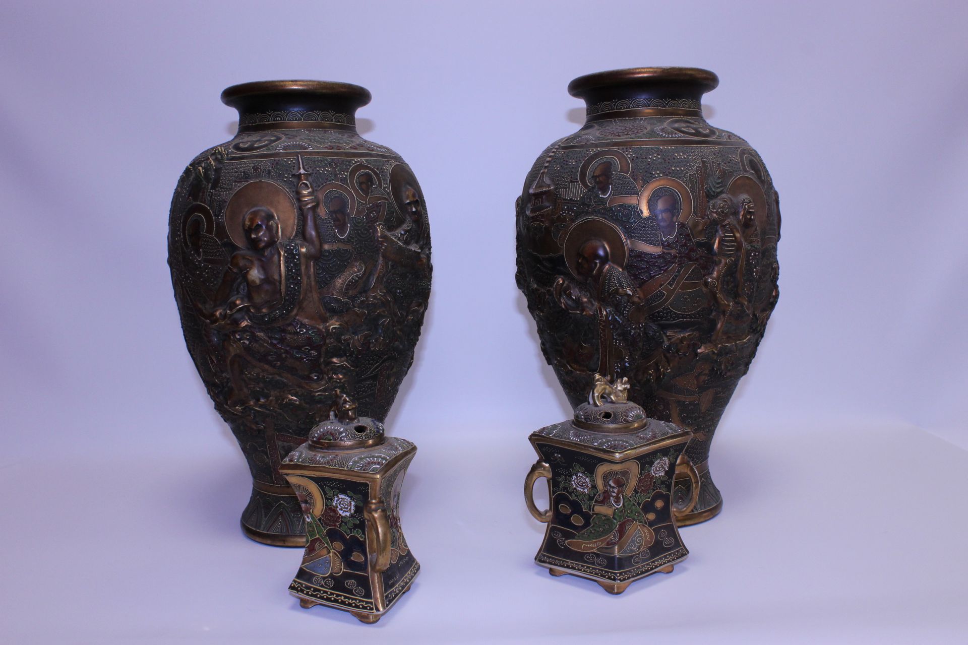 Null SATSUMA. Paire de vases balustre et une paire de vases brûle-parfums.