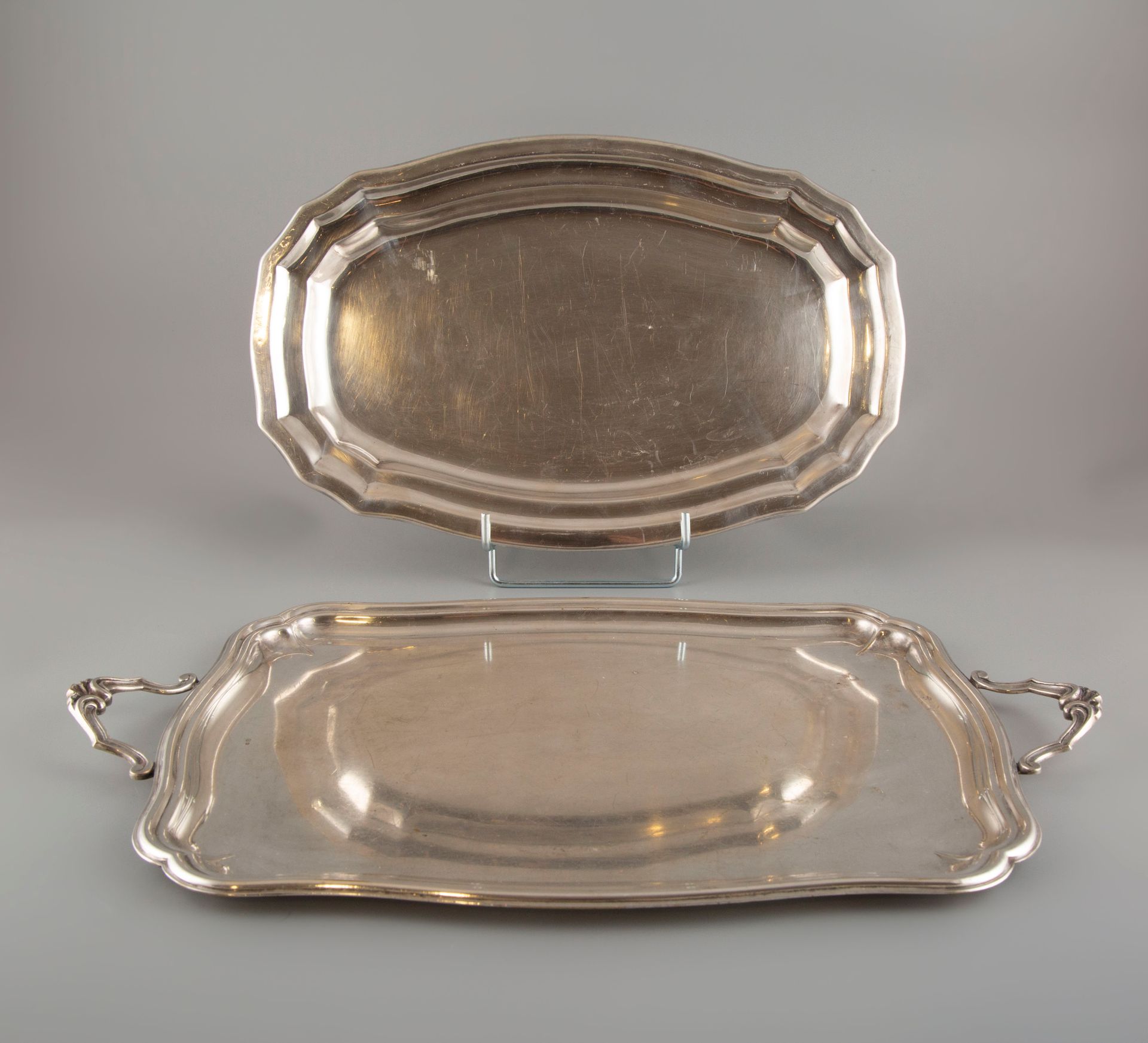 Null Un plat ovale et un plateau à deux anses en métal argenté.