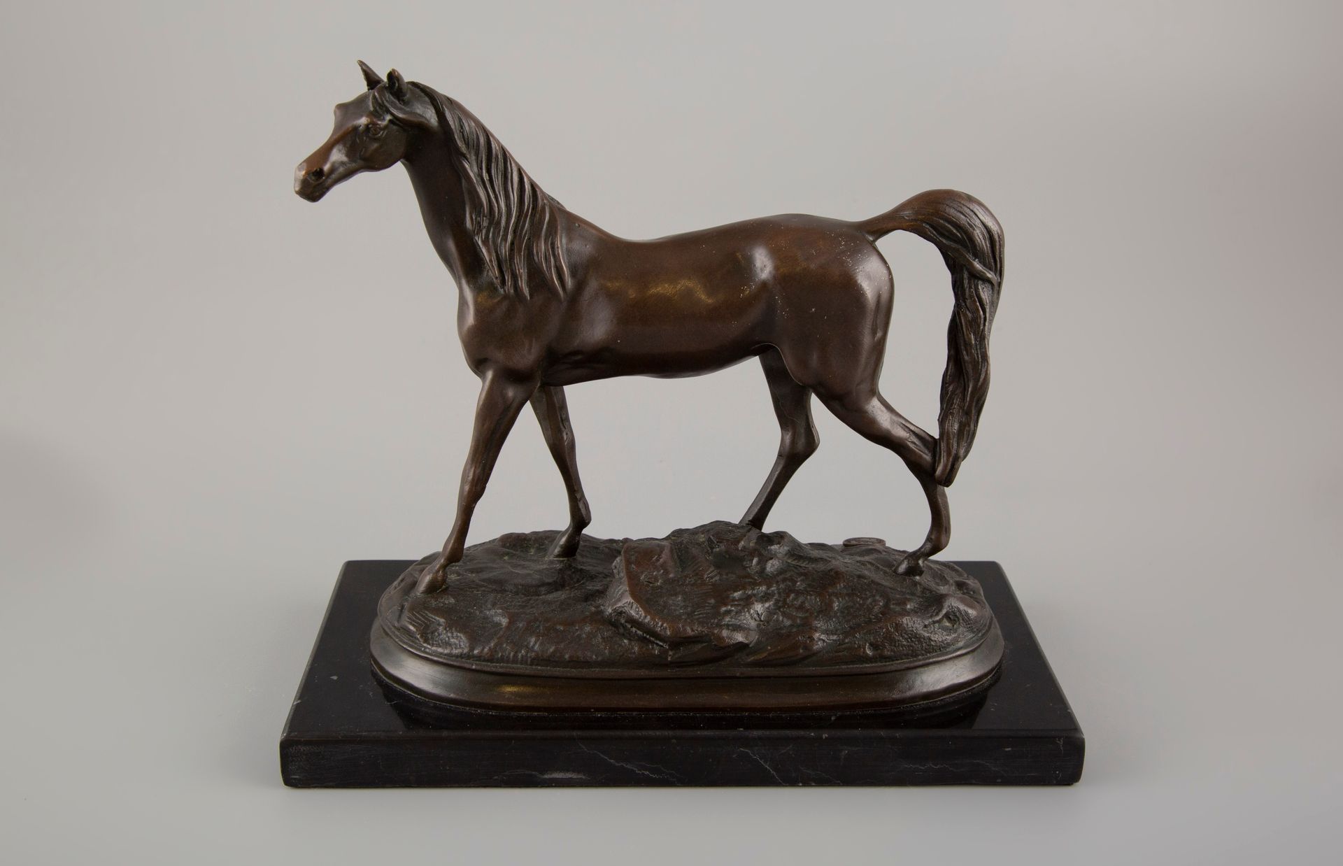 Null 带有棕色铜锈的青铜器，署名尼克，代表一匹正在休息的马。黑色大理石底座。高度：22厘米