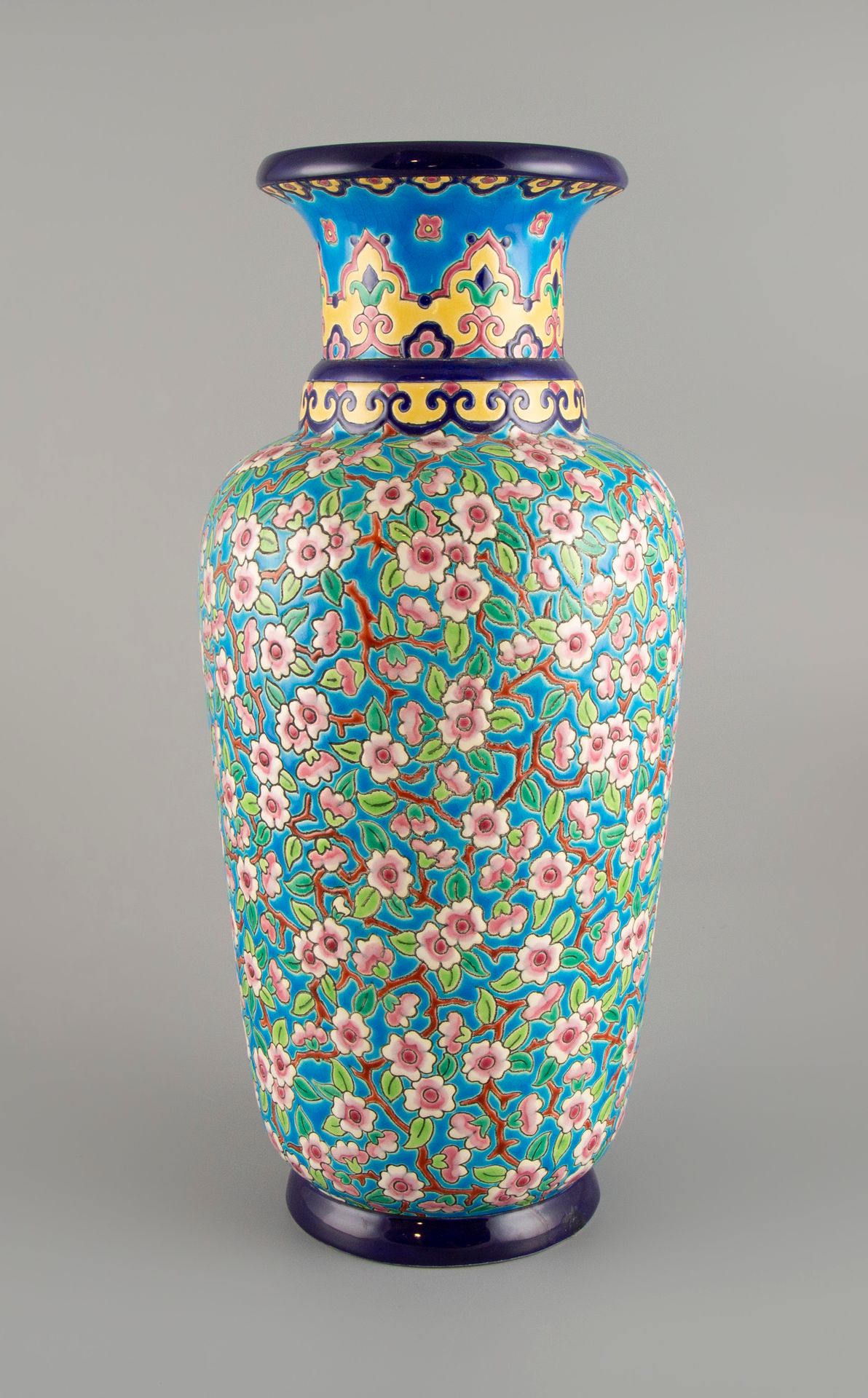 Null 法国LONGWY。一个大型釉面陶瓷柱形花瓶，在绿松石背景上装饰着苹果花。高：41厘米