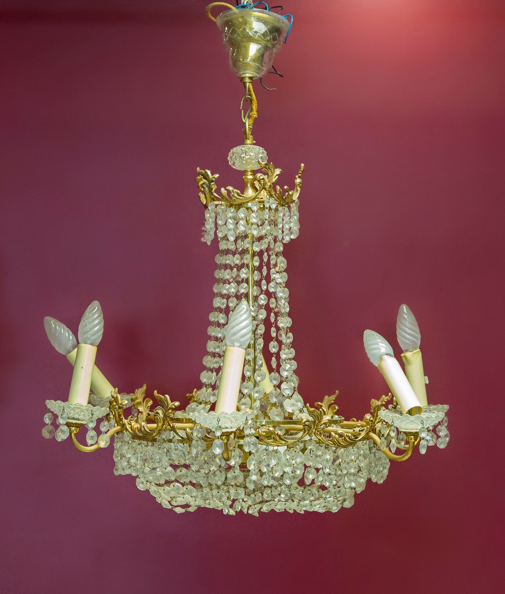 Null Una lámpara de cristal con seis brazos, el marco en bronce dorado. Se vende&hellip;