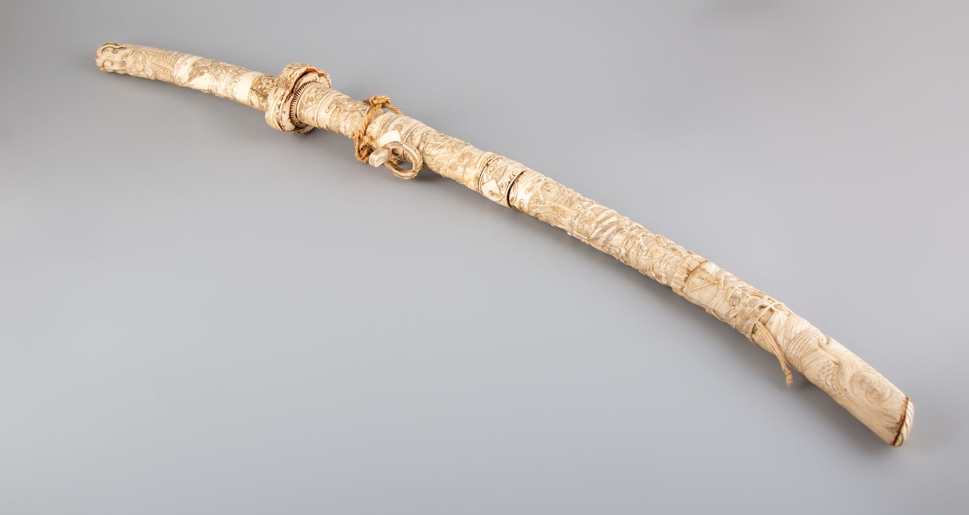 Null JAPAN, circa 1900. Carved bone saber (loose handle to be reattached)