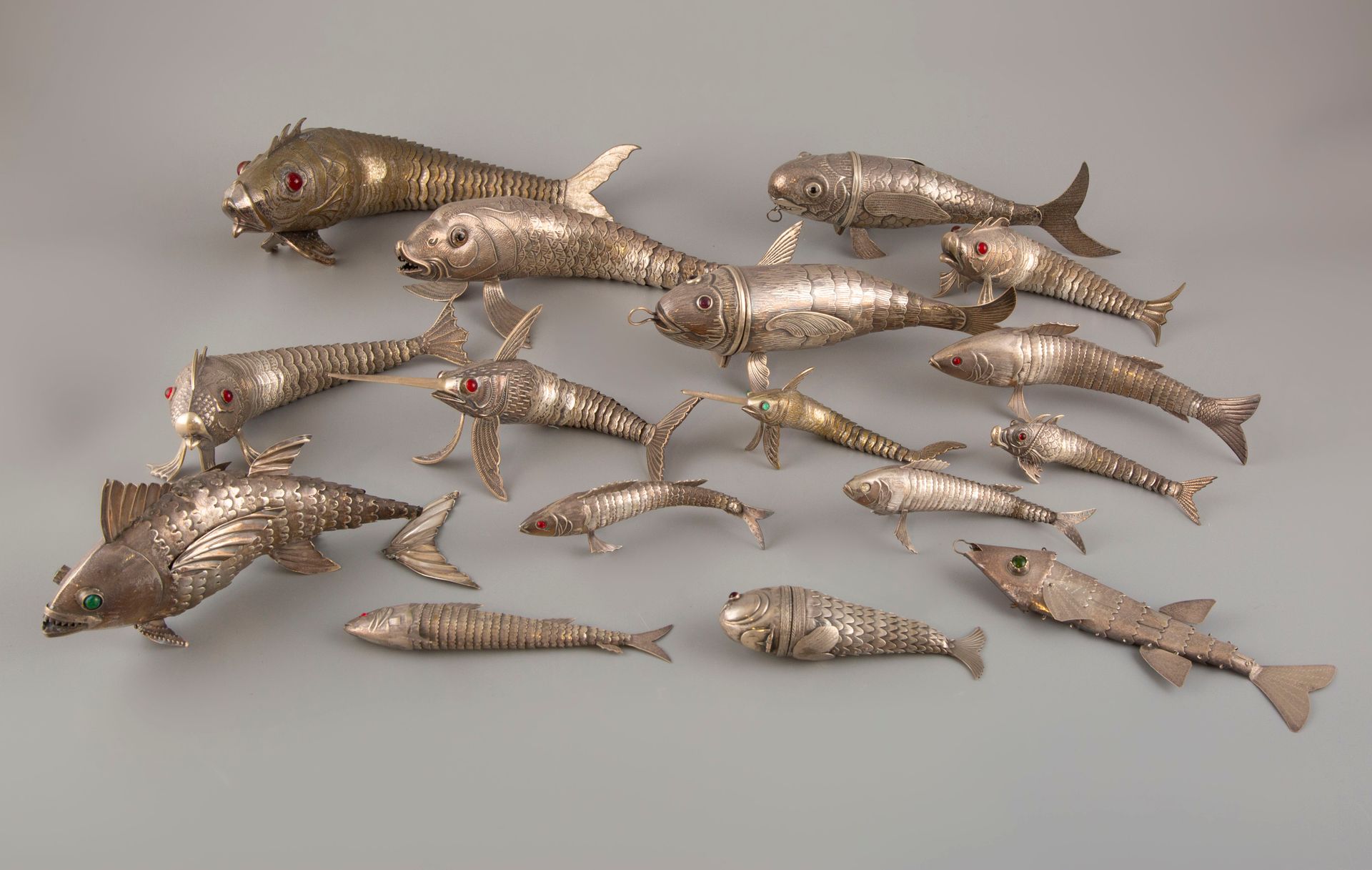 Null Set of sixteen articulated fish in silver plated metal (accident for one).