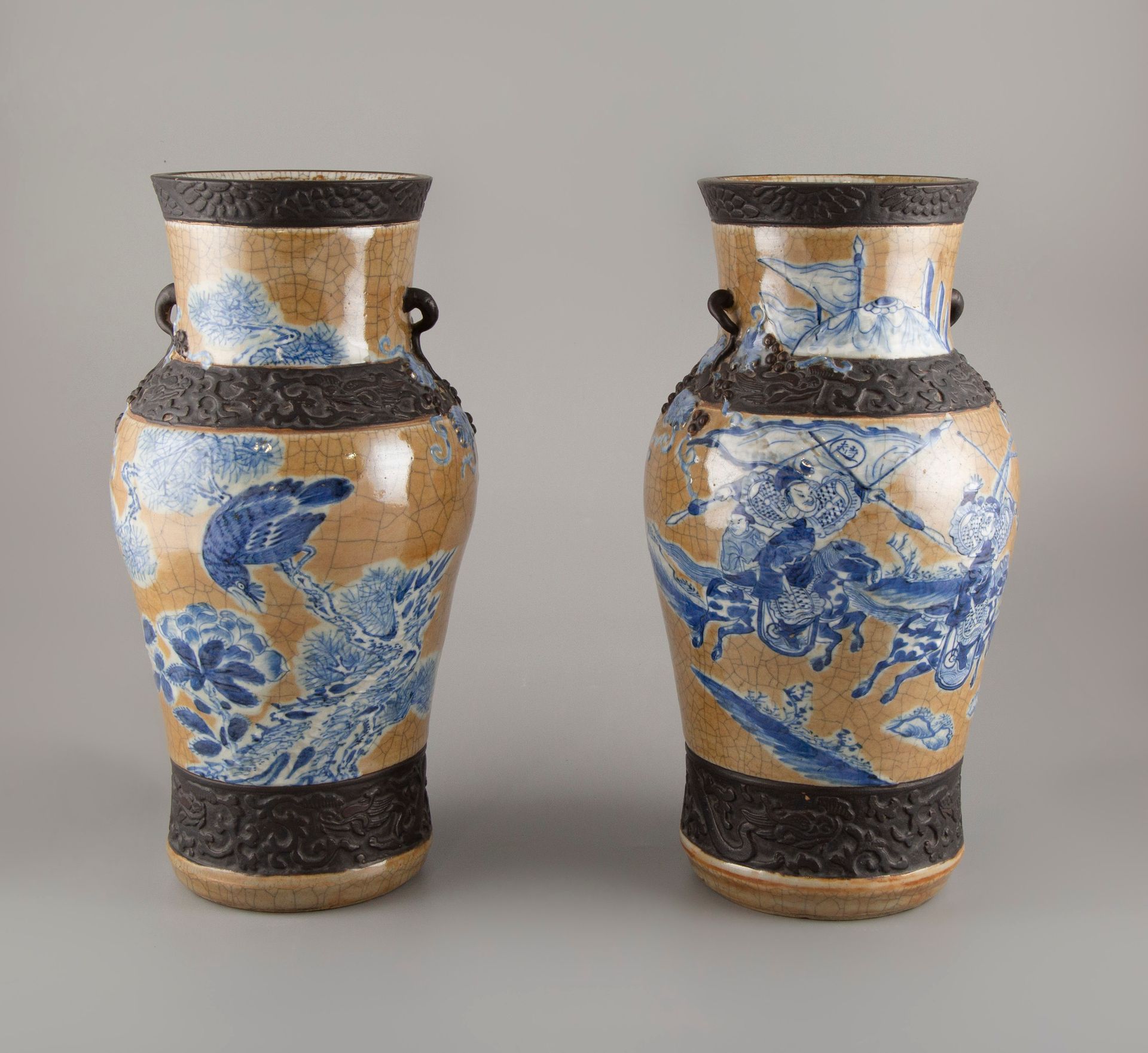 Null 中国 19世纪。一对有裂纹的瓷质阳台花瓶，装饰有战斗场景。高：34厘米