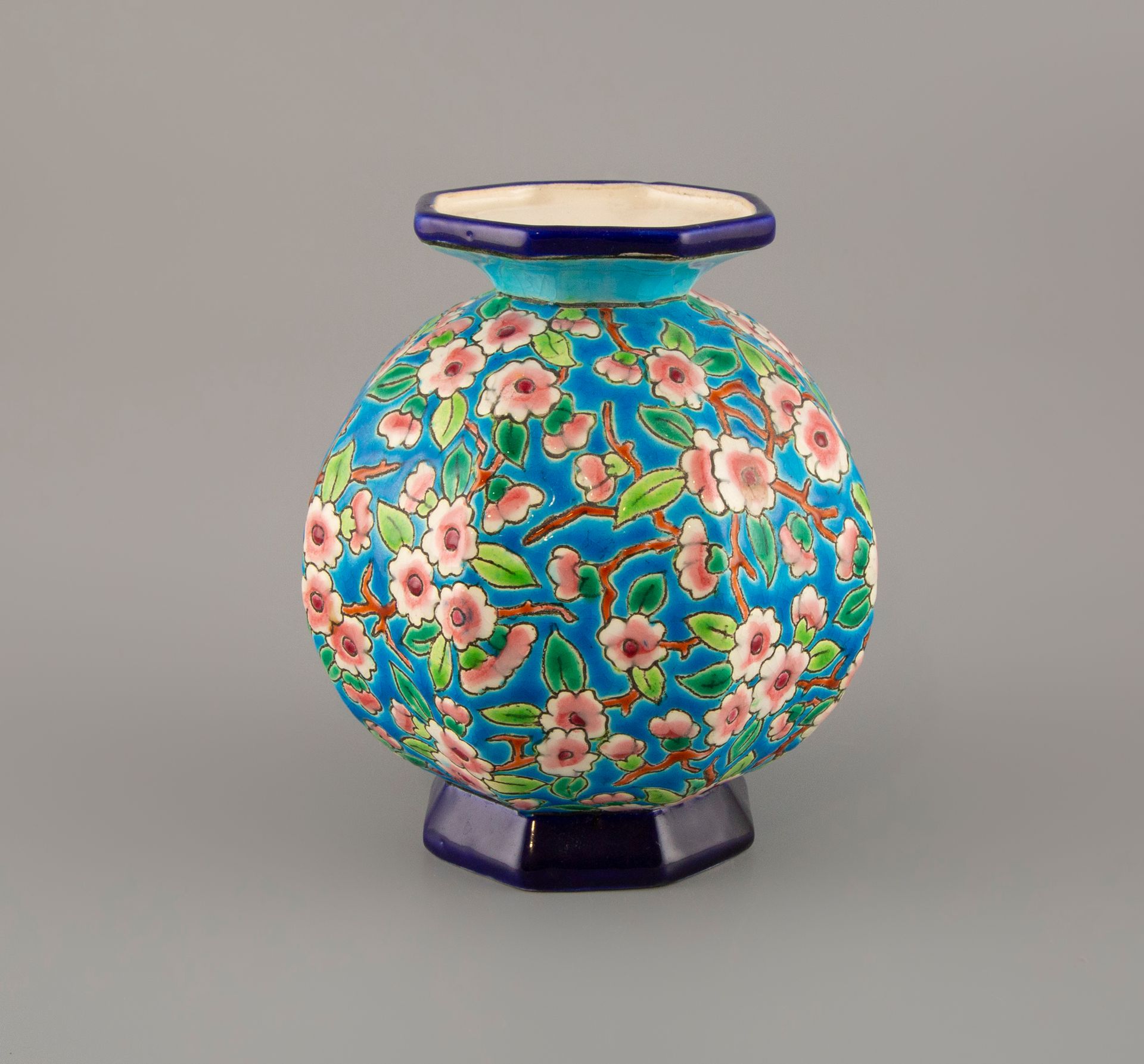 Null 法国LONGWY。一个八角形的釉面陶瓷花瓶，在绿松石的背景上装饰着苹果花。高：15.5厘米