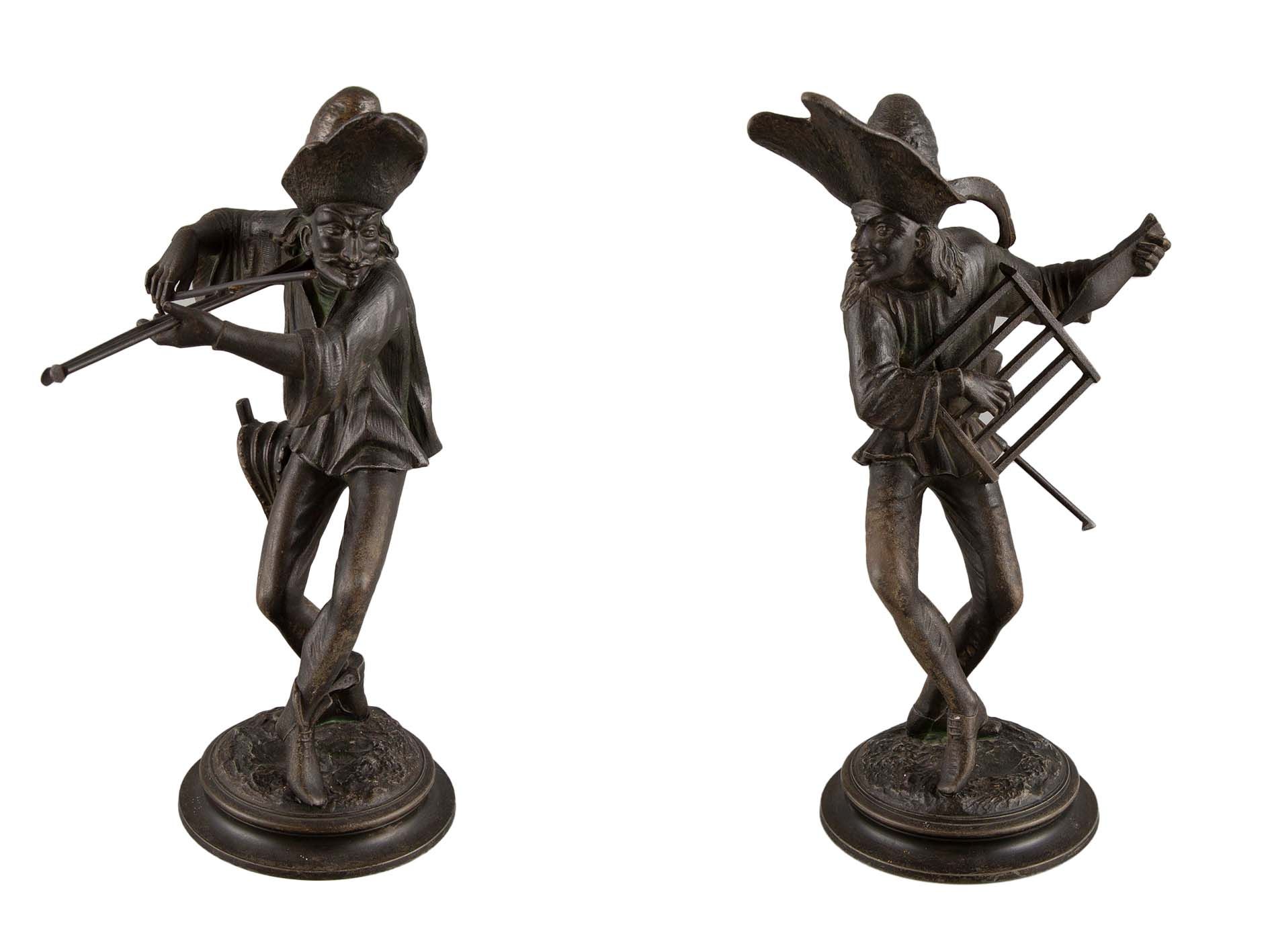 Null Pair of candlesticks in regula with musicians. H.:30cm (wear to the patina)