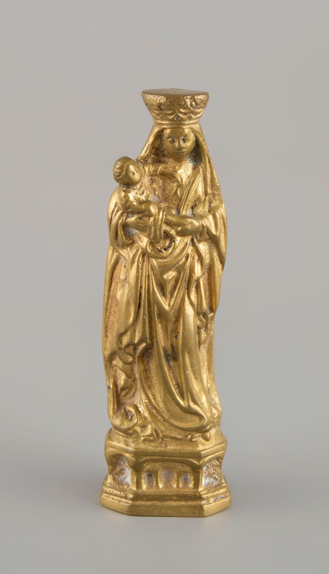 Null Statuette aus Bronze. Jungfrau mit Kind. Zeitalter des 19. Jahrhunderts. H.&hellip;