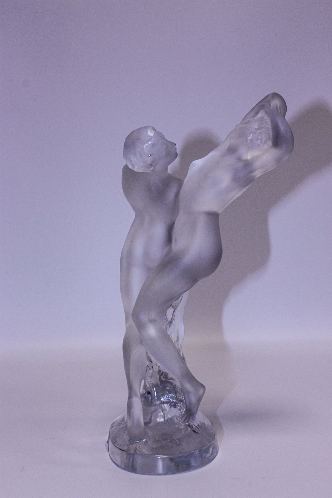 Null LALIQUE France. Sculpture volume en cristal figurant deux femmes dansant. H&hellip;