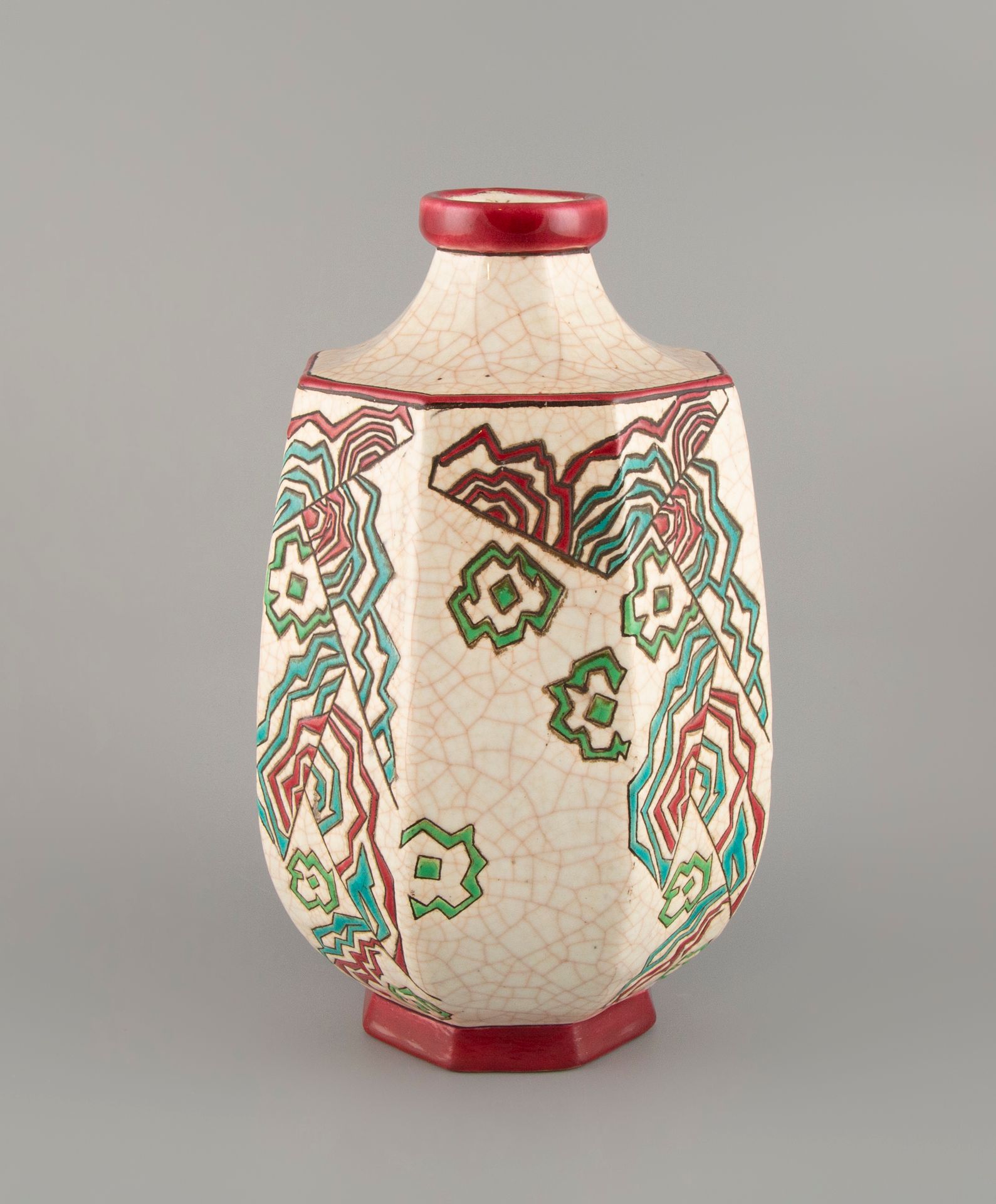 Null 法国LONGWY。一个八角形的釉面陶瓷花瓶，有风格化的图案。高：26厘米