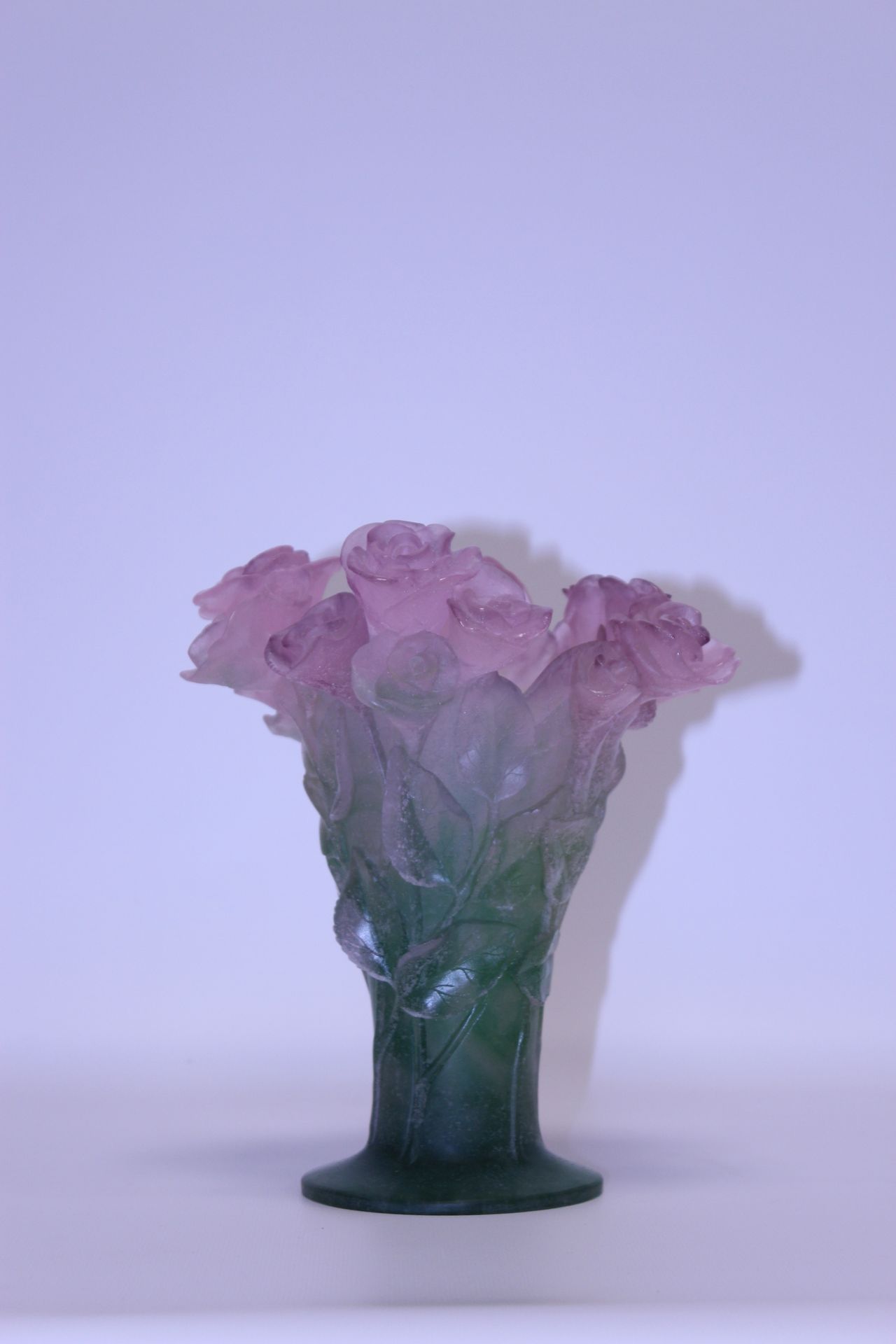 Null 法国DAUM公司。花瓶脚下的玻璃浆装饰着玫瑰花，与原来的盒子一起出售。高：21厘米