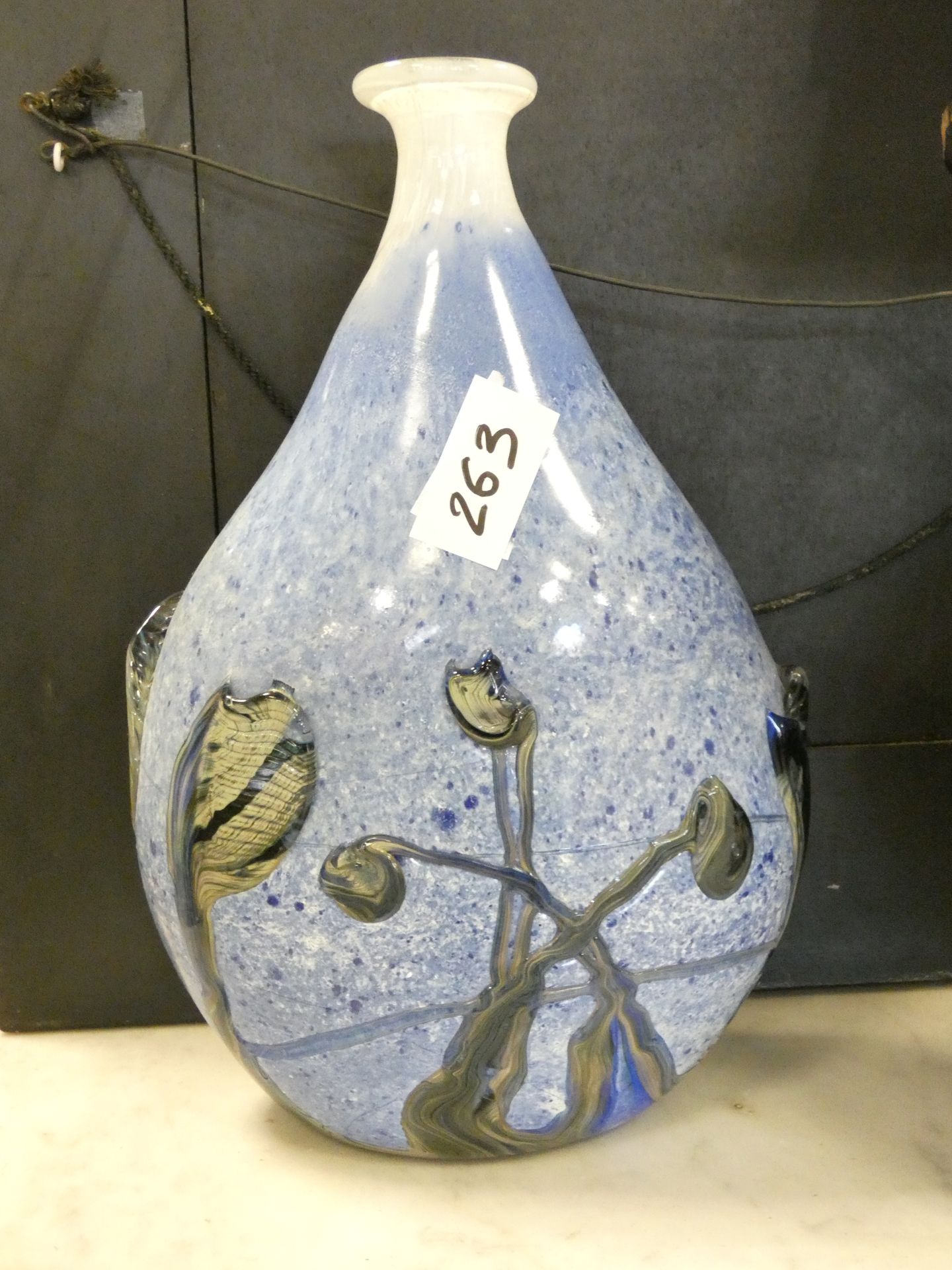 JEAN CLAUDE NOVARO 1个签名为Jean Claude Novaro（1943-2015）的大玻璃花瓶，日期为2004年，高45厘米