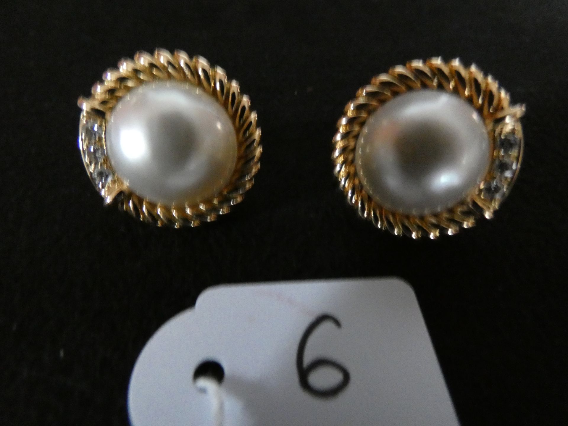Null 1对黄金耳环，重23.10克，模型夹，圆形，装饰有14毫米的马比珍珠，周围装饰有6颗0.30克拉的钻石，系统珠宝白金弹簧刀。