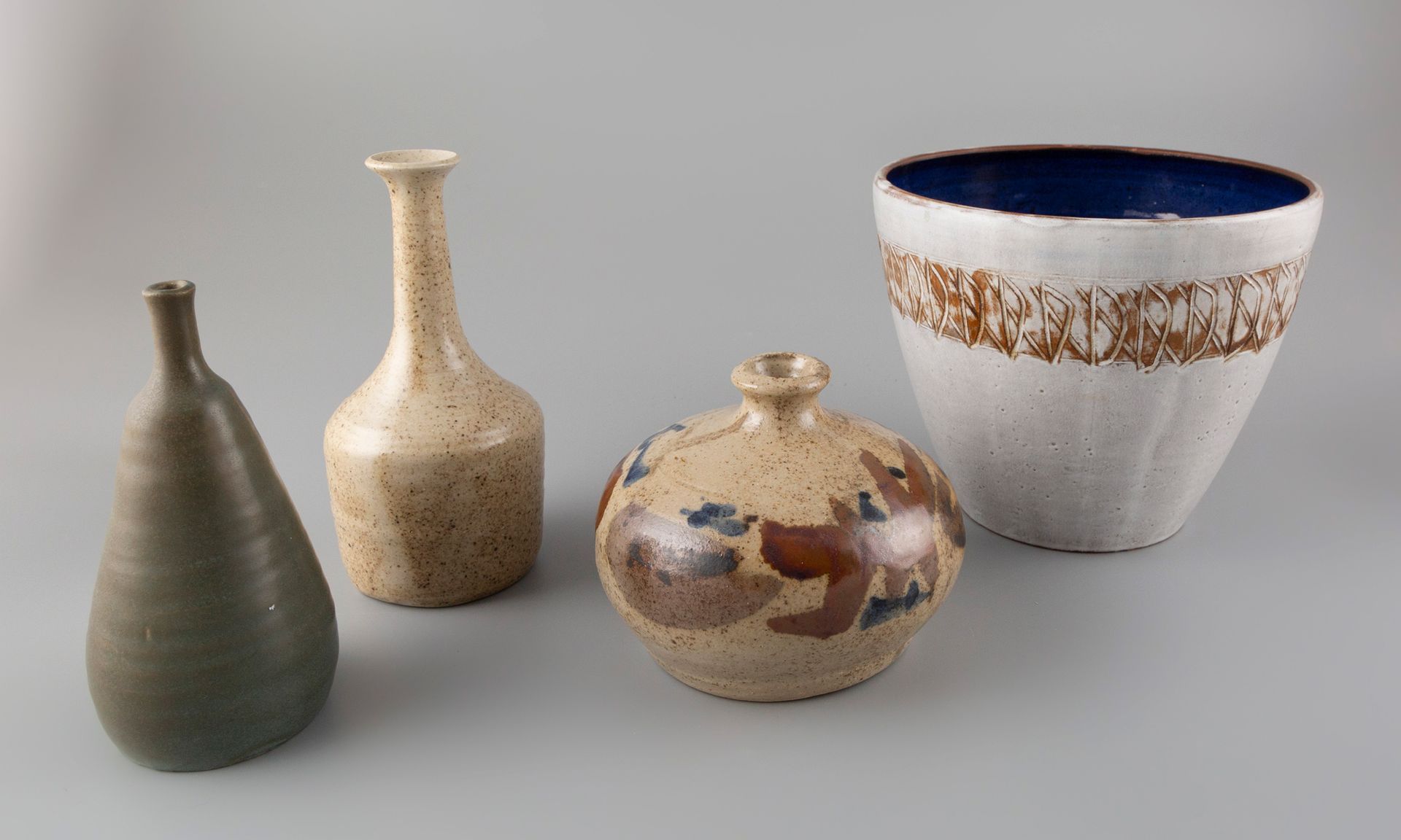 Null 收集了瓦劳里的Argonautes工作室的四个陶瓷，包括:
- 签署了一个炻器花瓶。高：17厘米
- 一个有装饰的炻器花瓶，署名。 
- 一个小花瓶，&hellip;