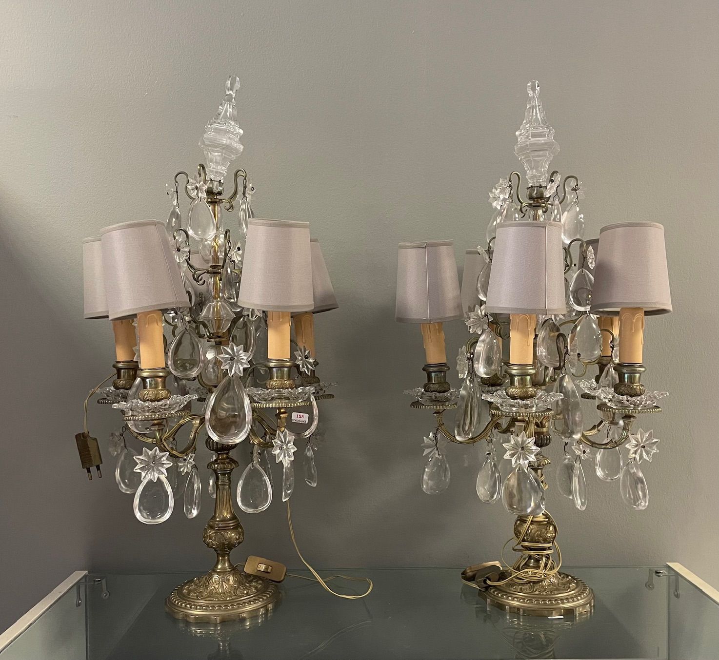 Null Ein Paar bronzener Girandolen mit fünf Lichtarmen, die mit Glasampeln verzi&hellip;