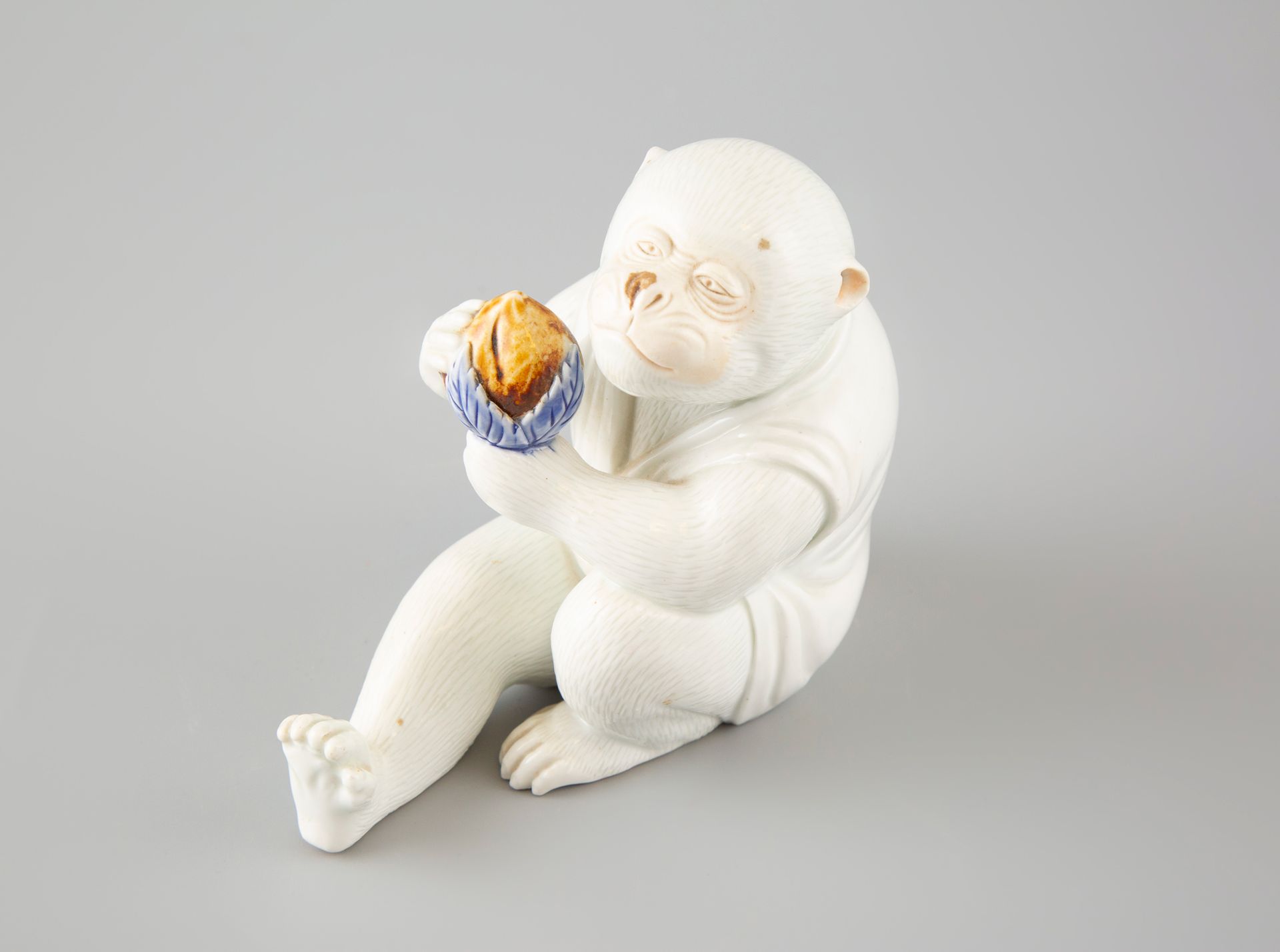 Null 日本。表现猴子啃食的瓷器。明治时期。高 14.5 厘米。略有缺失。