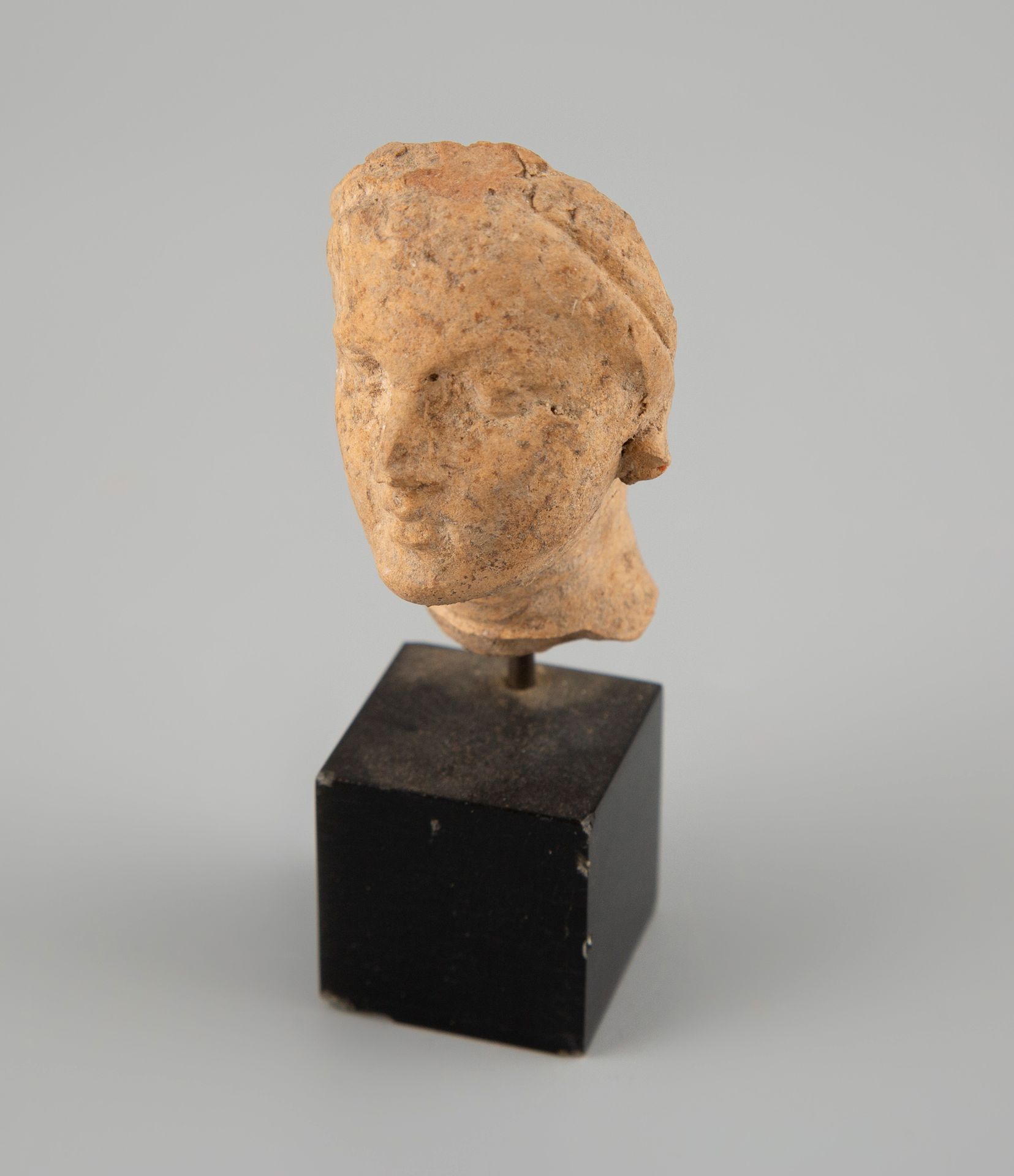 Null Greek art, Hellenistic, 3rd B.C. Female head from a votive statuette. Beige&hellip;