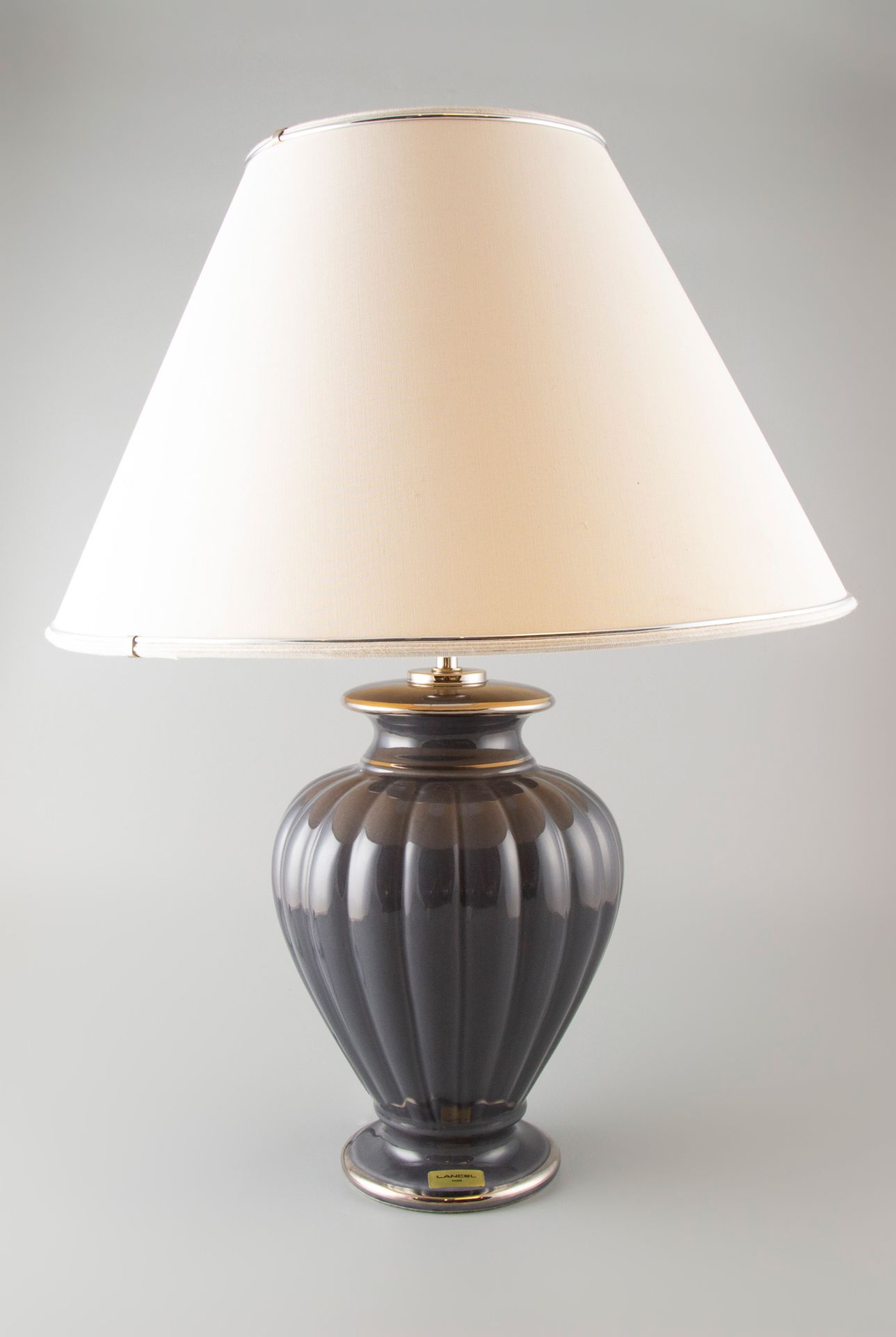 Null LANCEL. Lampe aus glasierter Keramik mit Godrons, Lampenschirm aus Stoff in&hellip;