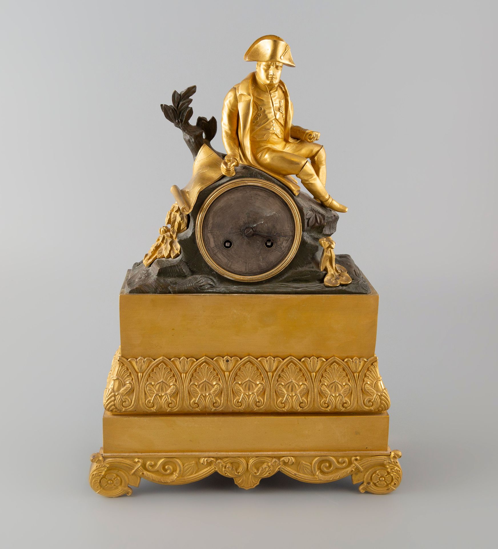 Null Pendule en bronze à double patine ornée de la figure de Napoléon assis sur &hellip;