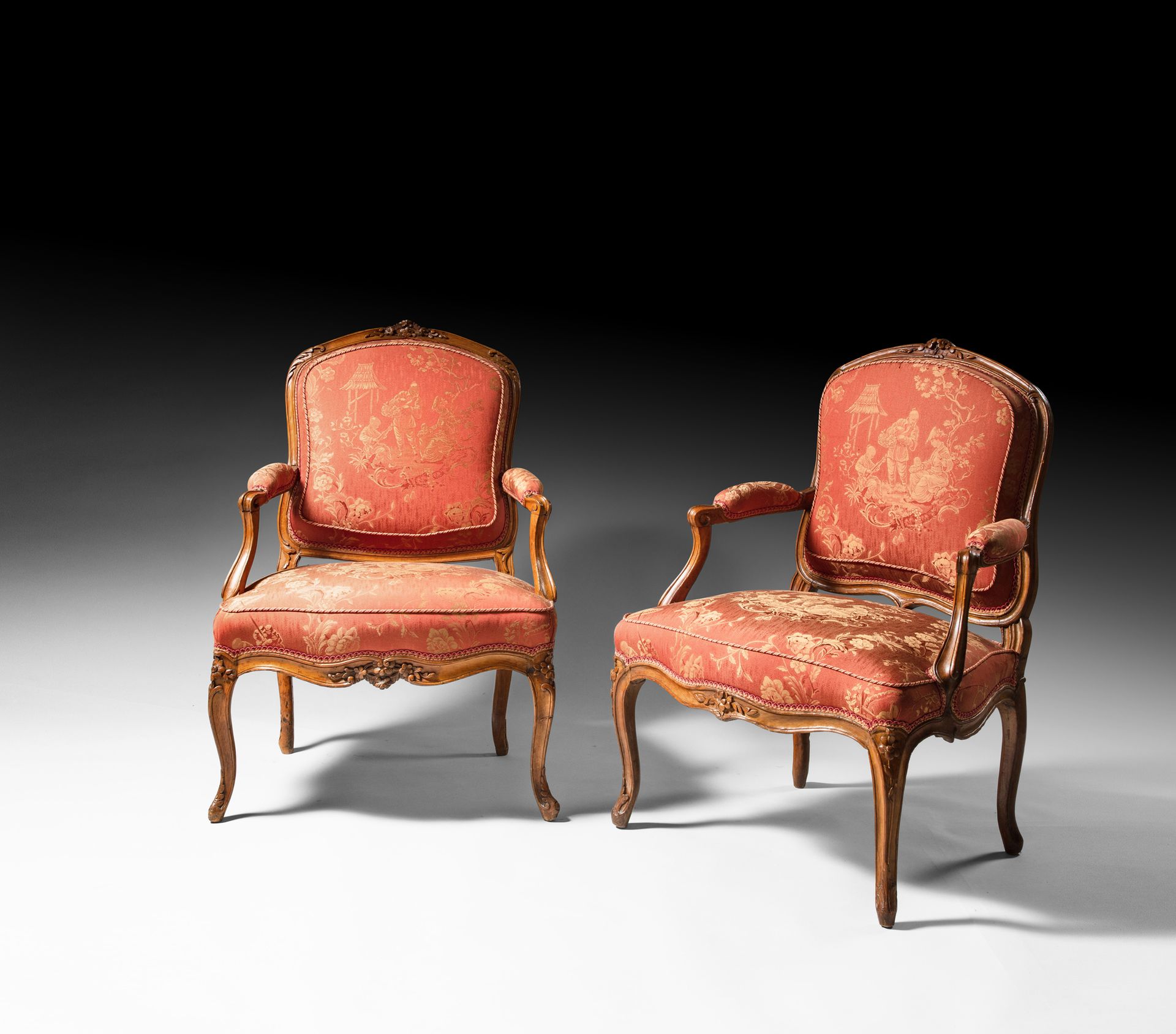 Null Deux fauteuils à la reine en hêtre mouluré et sculpté.
Pieds cambrés à chut&hellip;