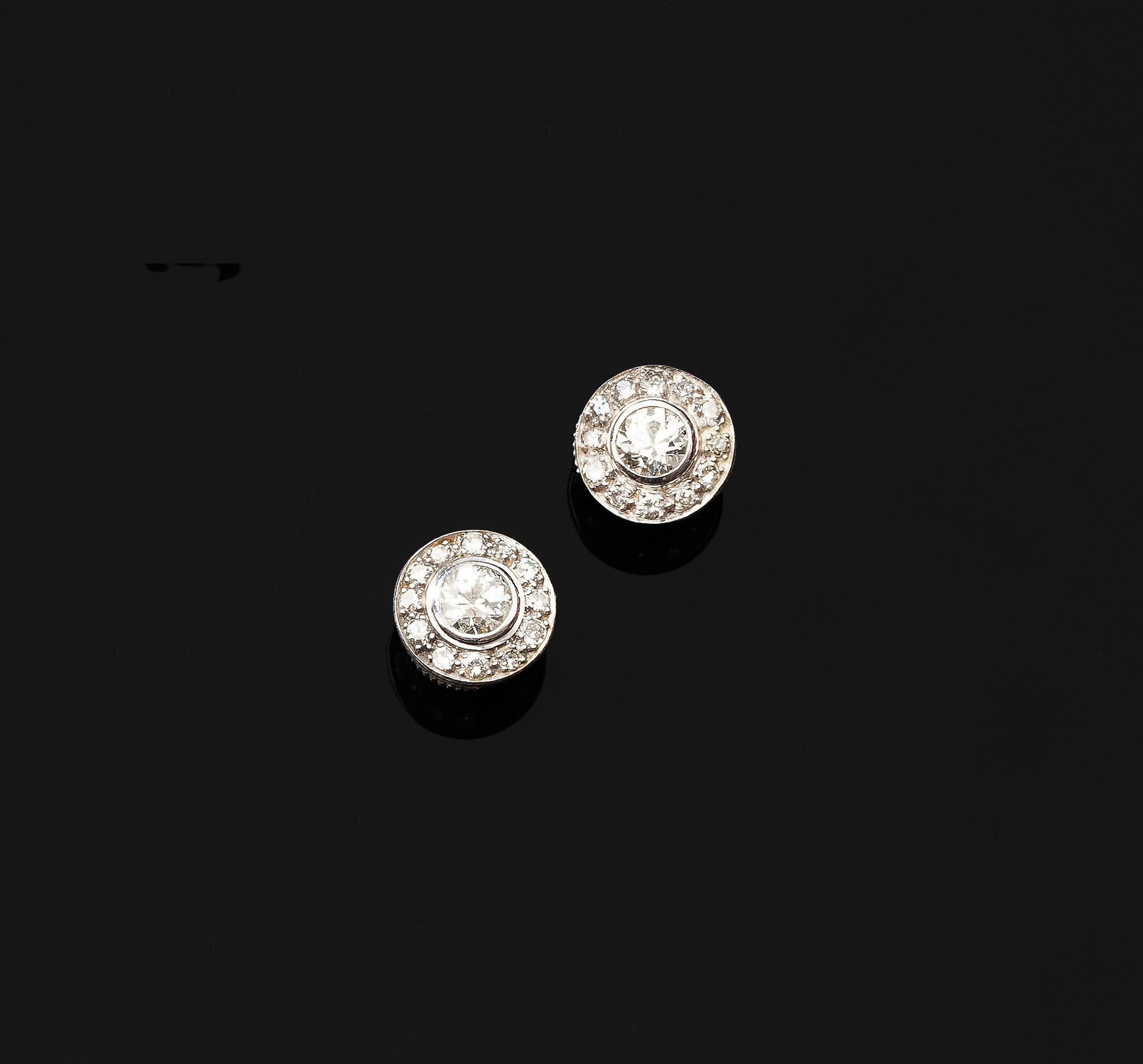 Null Paire de clous d'oreilles en or gris 18k (750e), ornés d'un diamant taille &hellip;