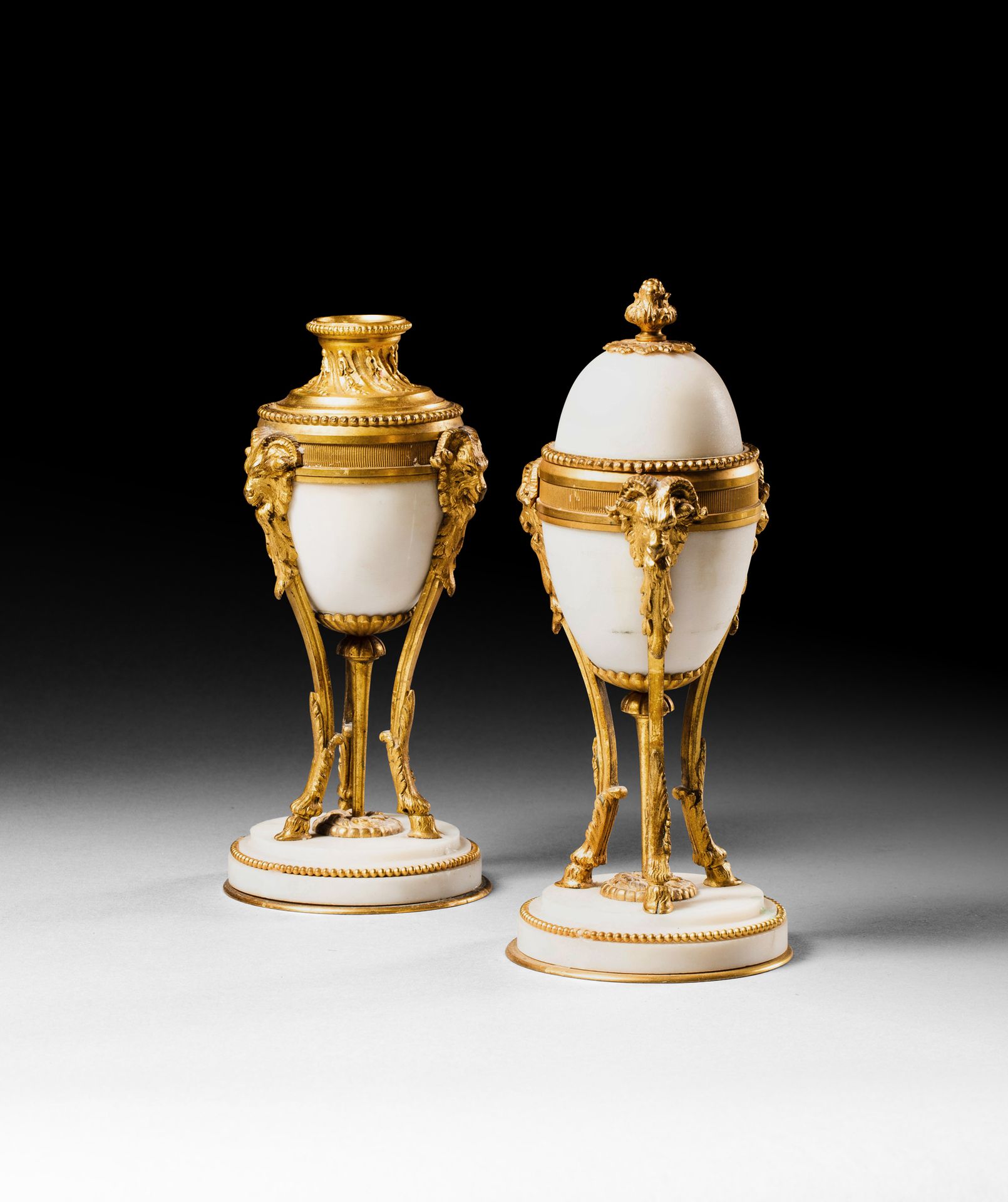 Null Belle paire de bougeoirs cassolettes 
En marbre et bronze ciselé doré 
Orné&hellip;