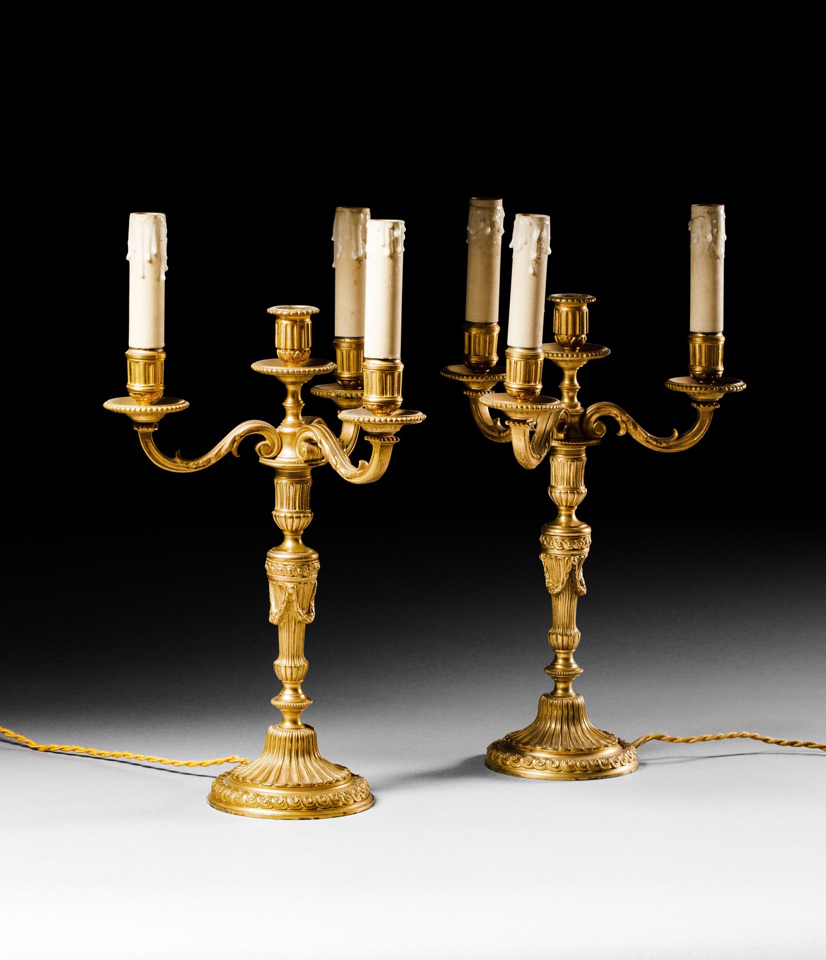 Null Paire de candélabres
En bronze ciselé doré
A trois bras de lumière et quatr&hellip;
