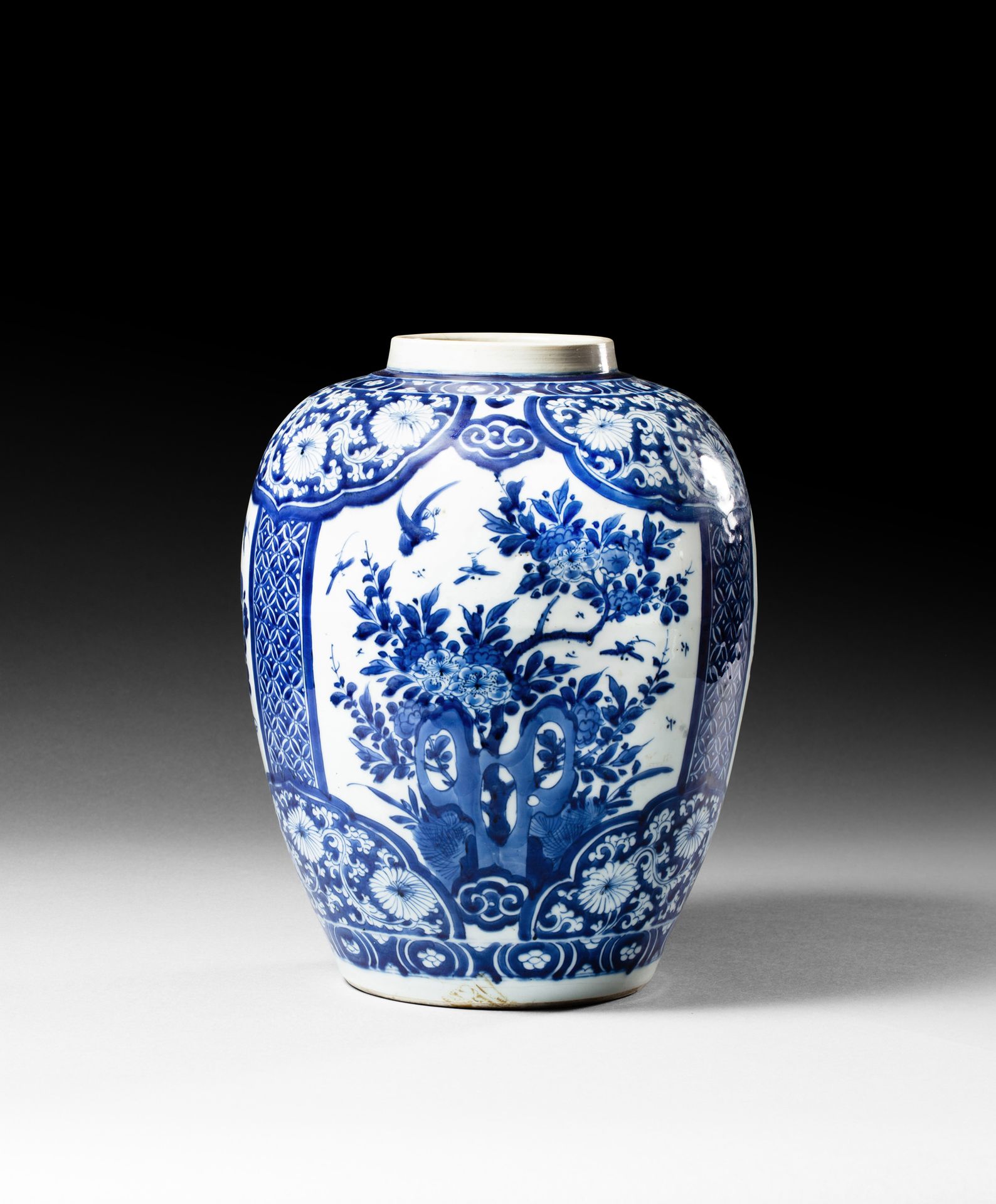 Null CHINE - Epoque KANGXI(1662 - 1722)
Pot de forme balustre en porcelaine déco&hellip;