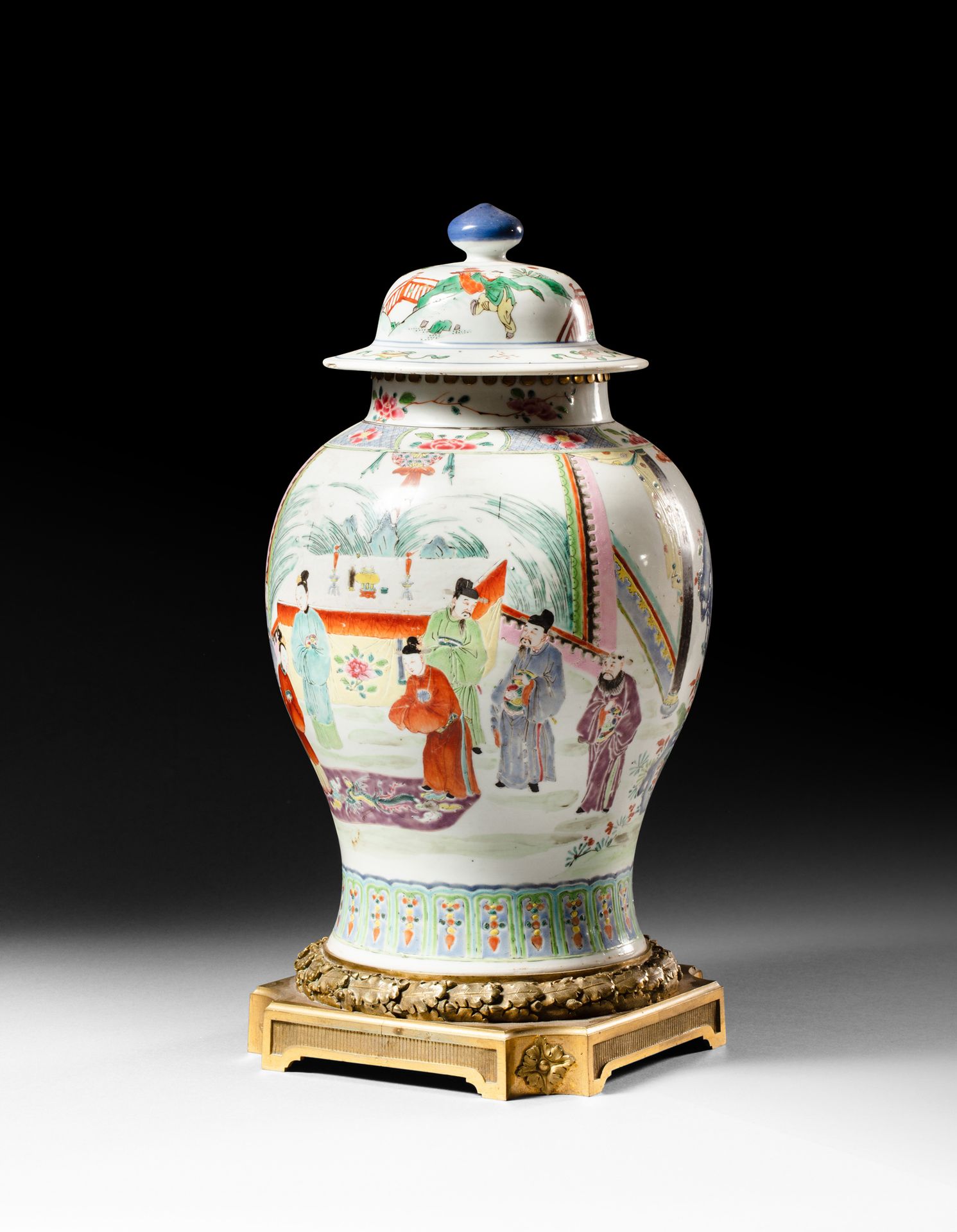 Null CHINE - Epoque YONGZHENG (1723 - 1735)
Potiche balustre en porcelaine émail&hellip;
