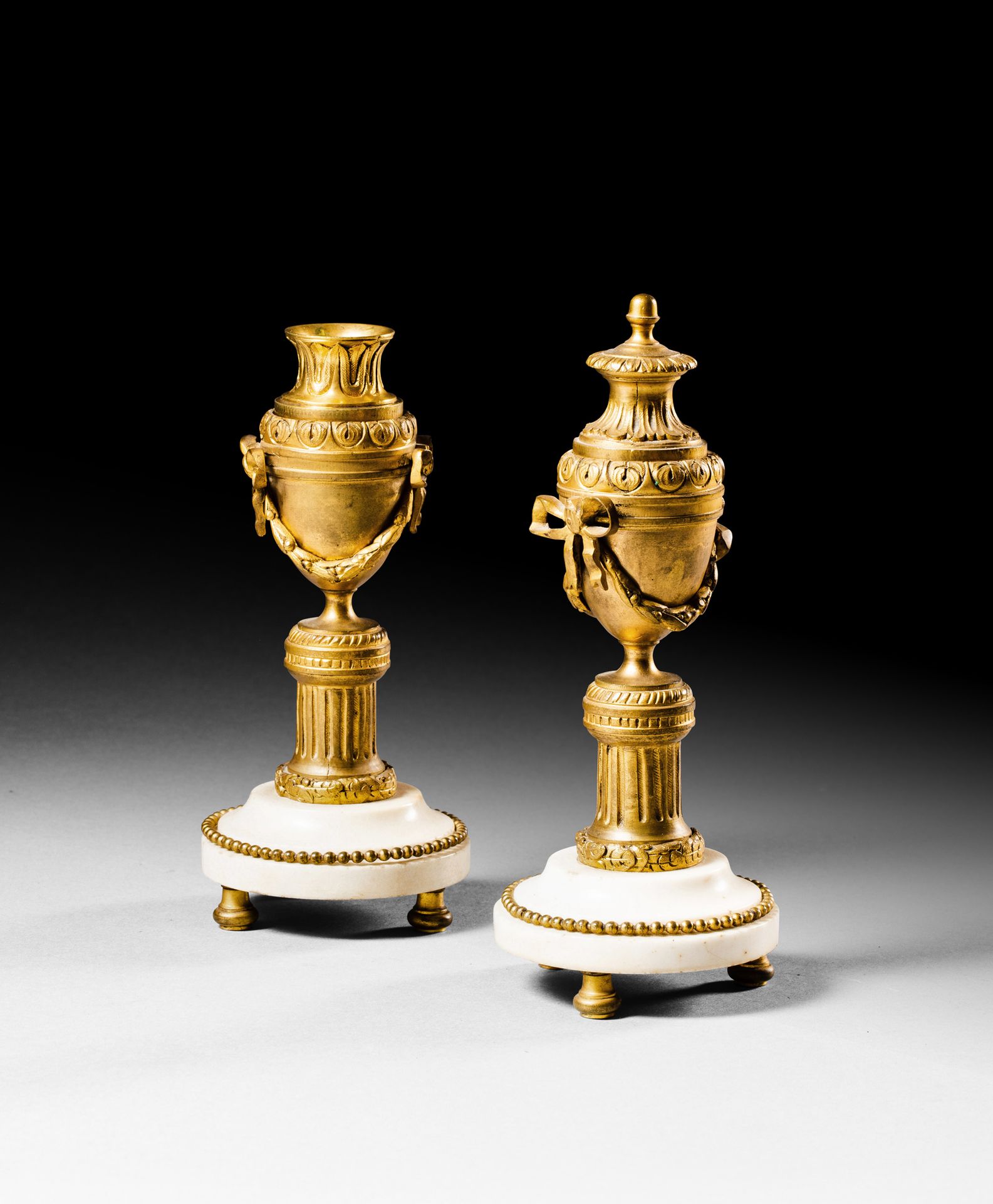 Null Paire de bougeoirs cassolettes
En bronze ciselé doré
A figures de vases orn&hellip;