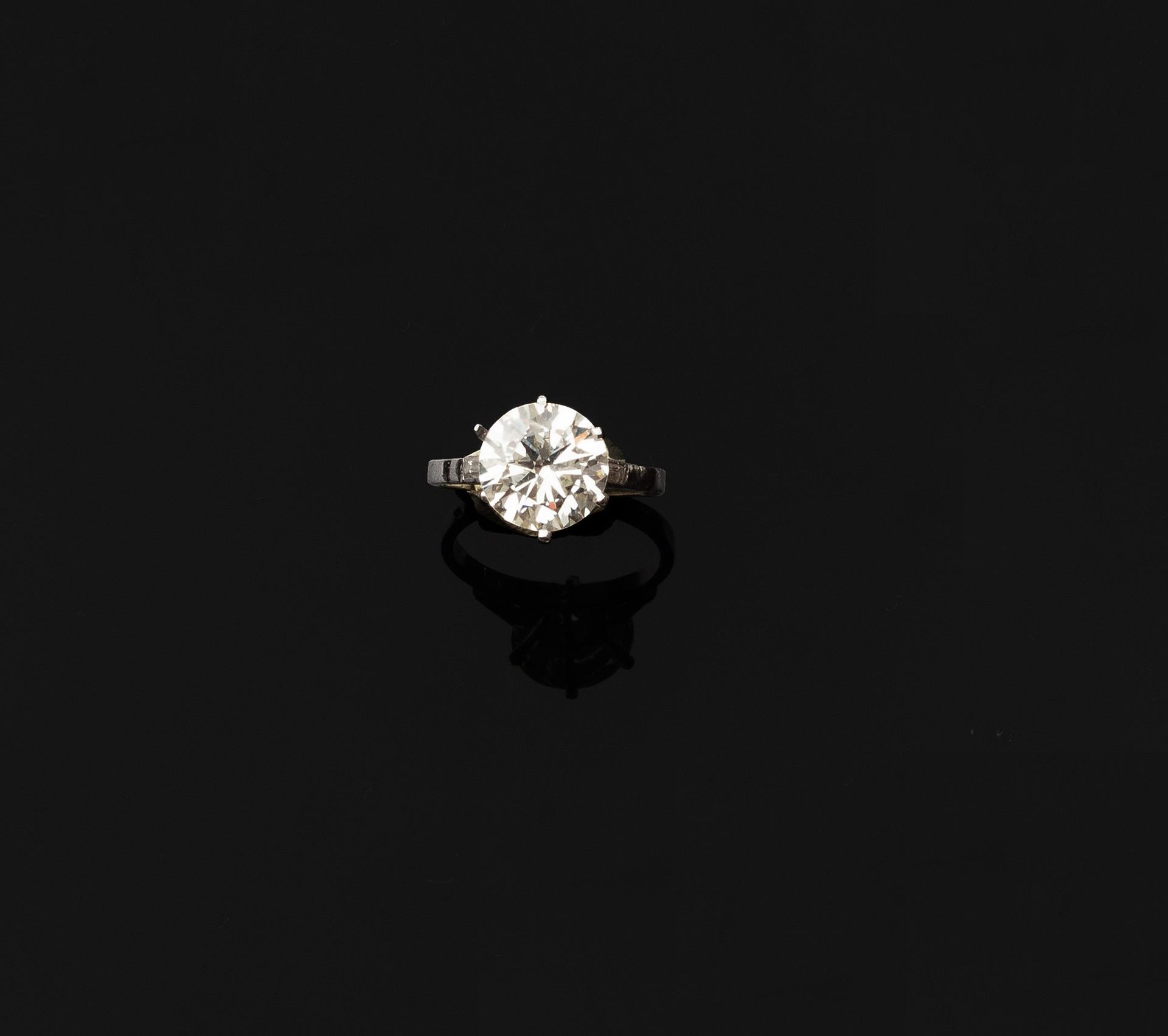 Null Bague solitaire en or 18k (750e) et platine (850e), ornée d'un diamant tail&hellip;