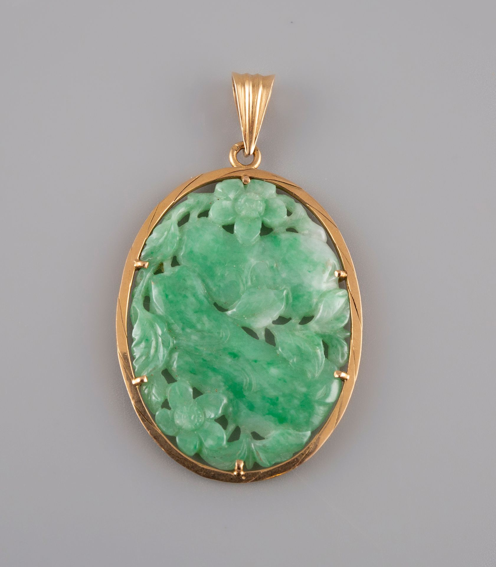 Null Pendentif en jade représentant un oiseau branché sur monture en or jaune 18&hellip;