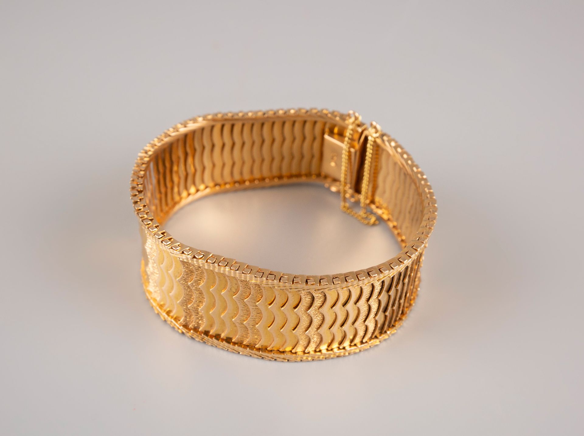 Null PAT. Bracelet articulé en or jaune 18K 750°/°° à maille serpent. Longueur 1&hellip;