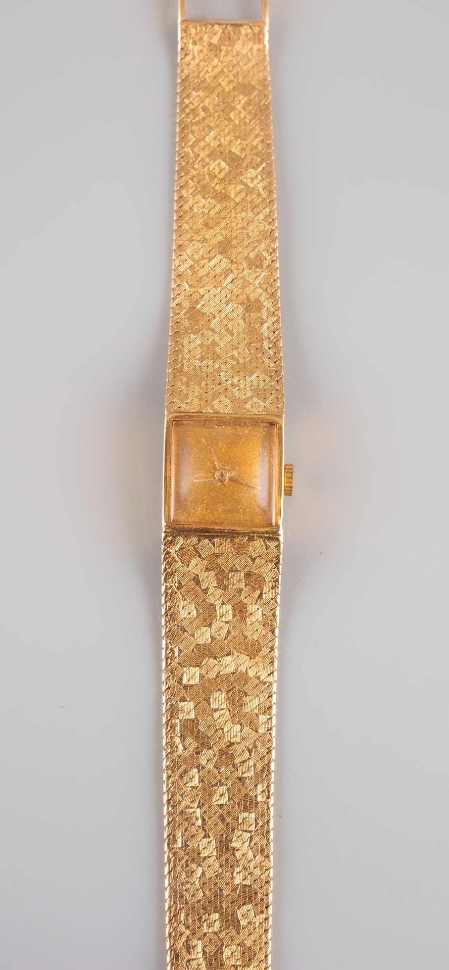 Null Montre de dame en or jaune 18K 750°/°° cadran carré, bracelet maille serpen&hellip;