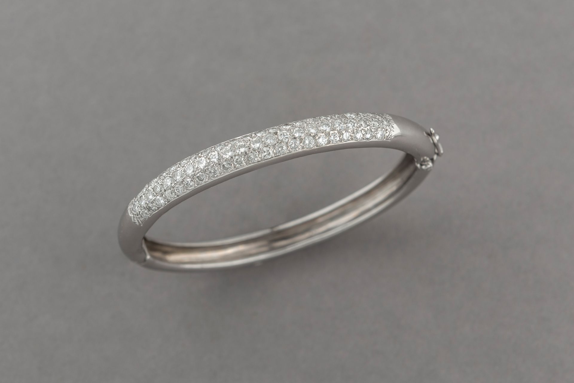 Null Bracelet jonc en or blanc 18K 750°/°° serti de diamants d'environ 2cts. Poi&hellip;