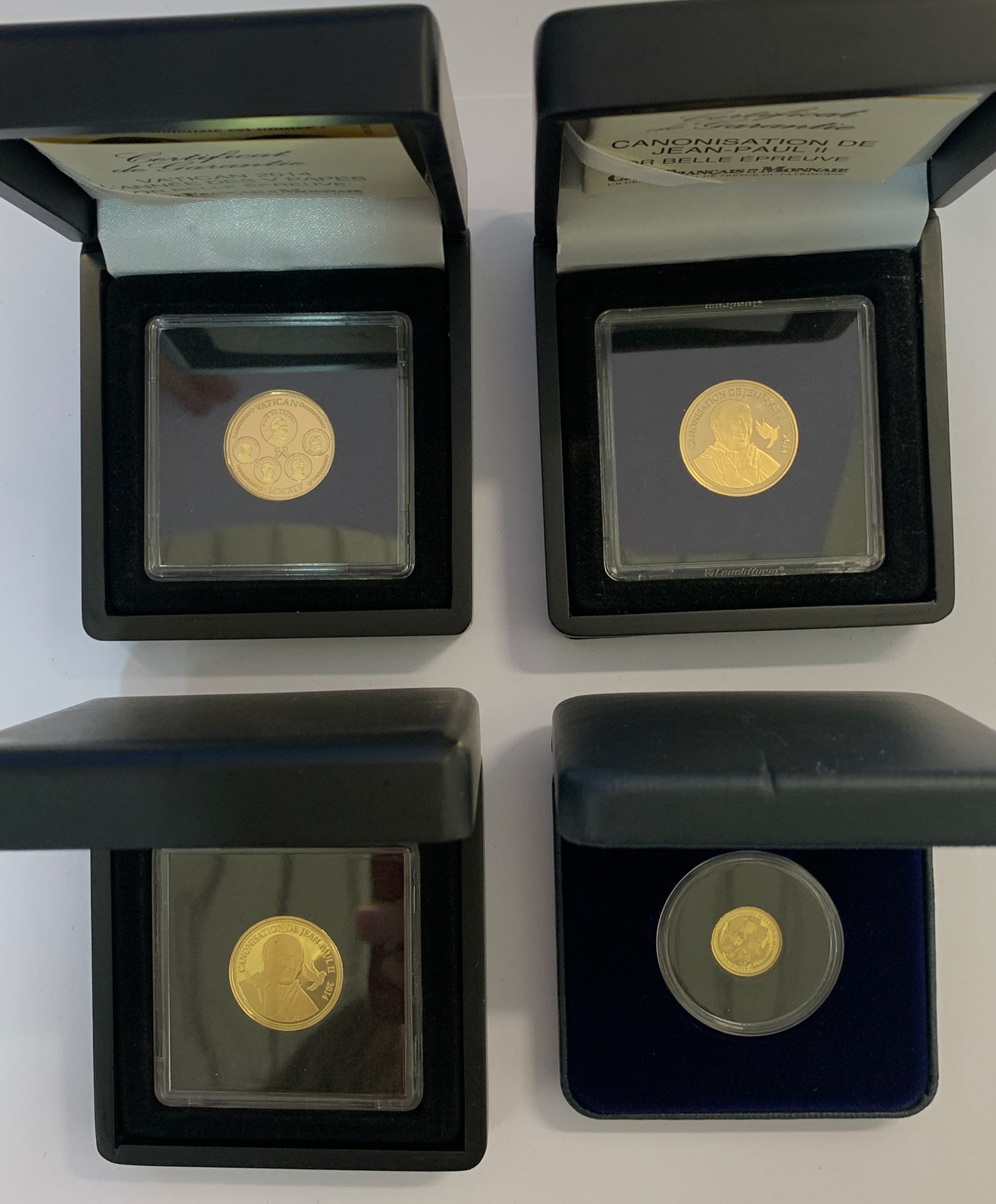 Null Divers 
Lot de quatre médailles en or, comprenant deux médailles de la cano&hellip;