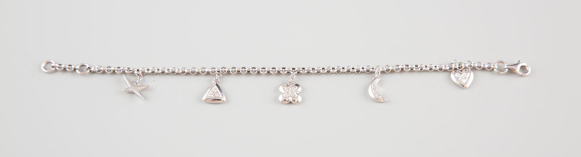 Null MAUBOUSSIN. Bracelet en or blanc 18K 750°/°° serti de diamants, signé. Long&hellip;