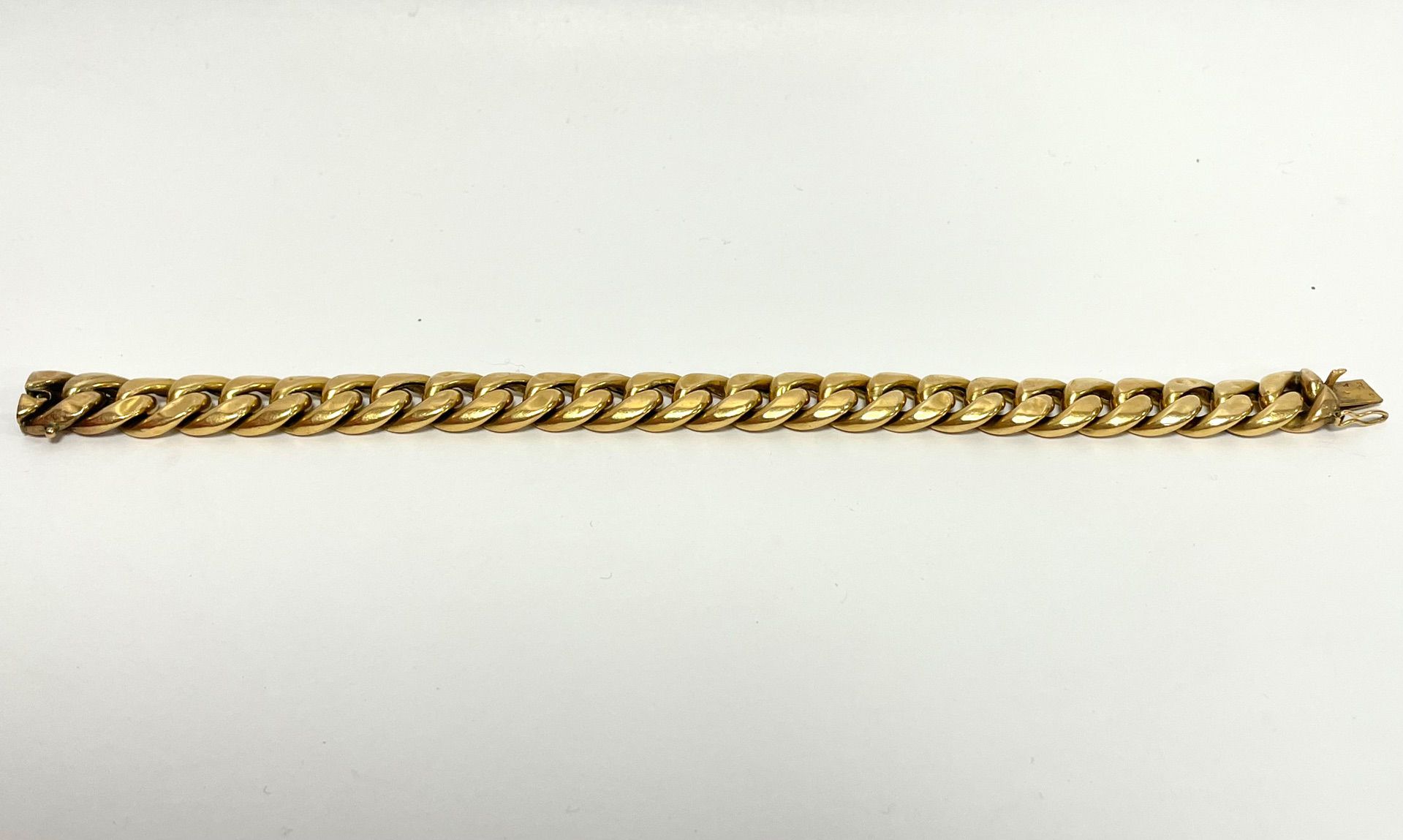 Null Bracelet en or jaune 18K 750°/° à maille cubaine. Poids 14,50g.