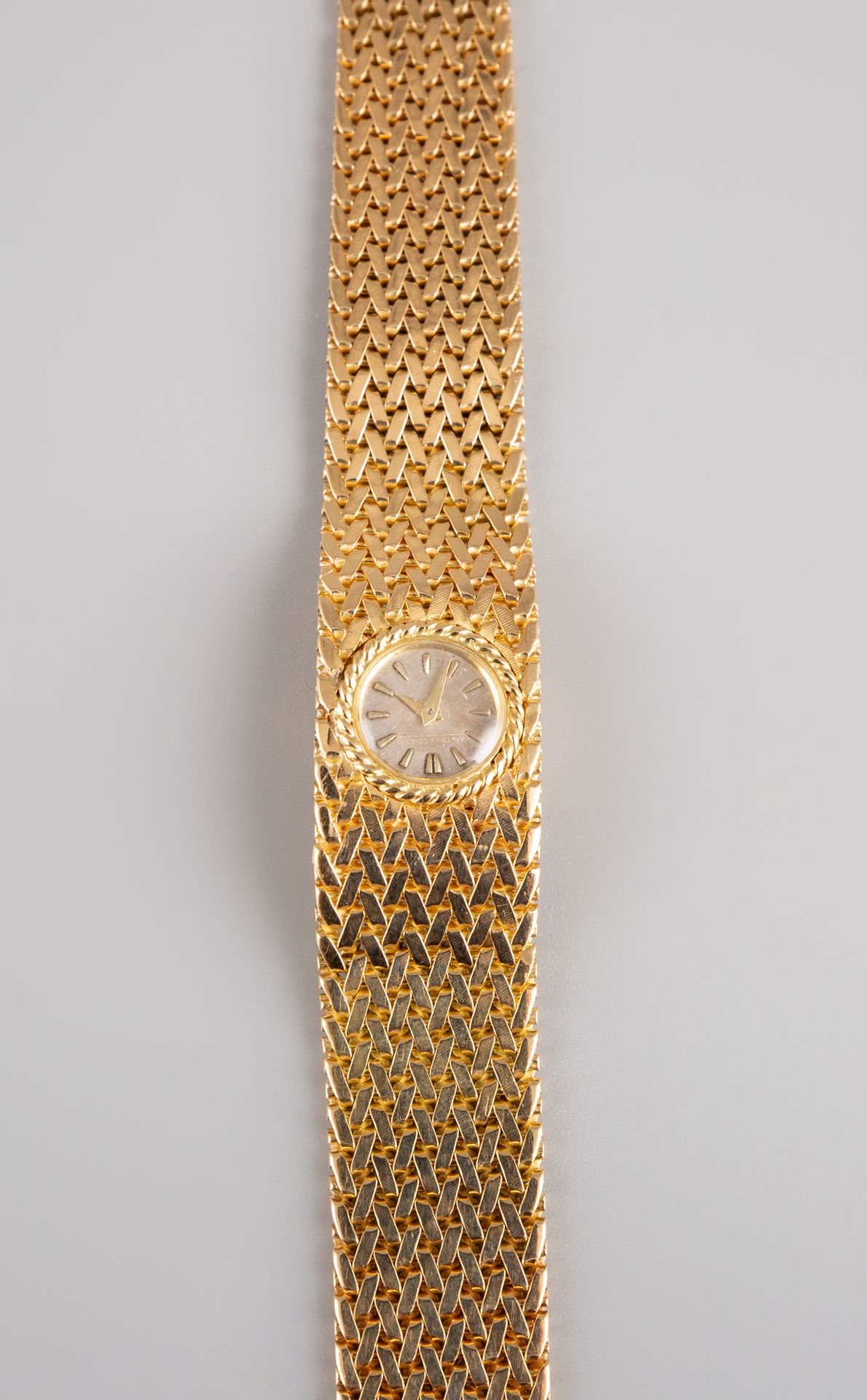 Null Montre de dame en or jaune 18K 750°/°° bracelet articulé, cadran rond, remo&hellip;