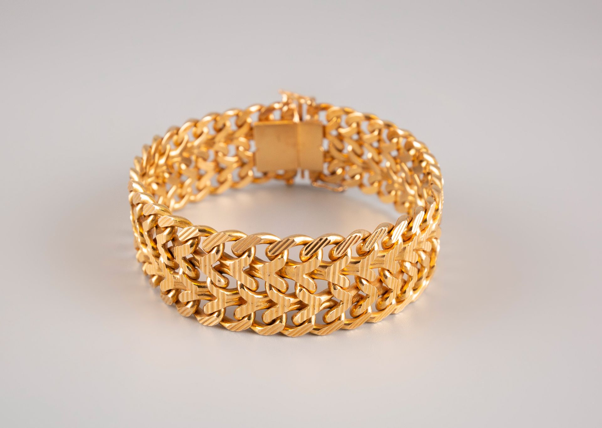 Null Bracelet manchette articulé en or jaune 18K 750°/°°, poinçon étranger, enti&hellip;
