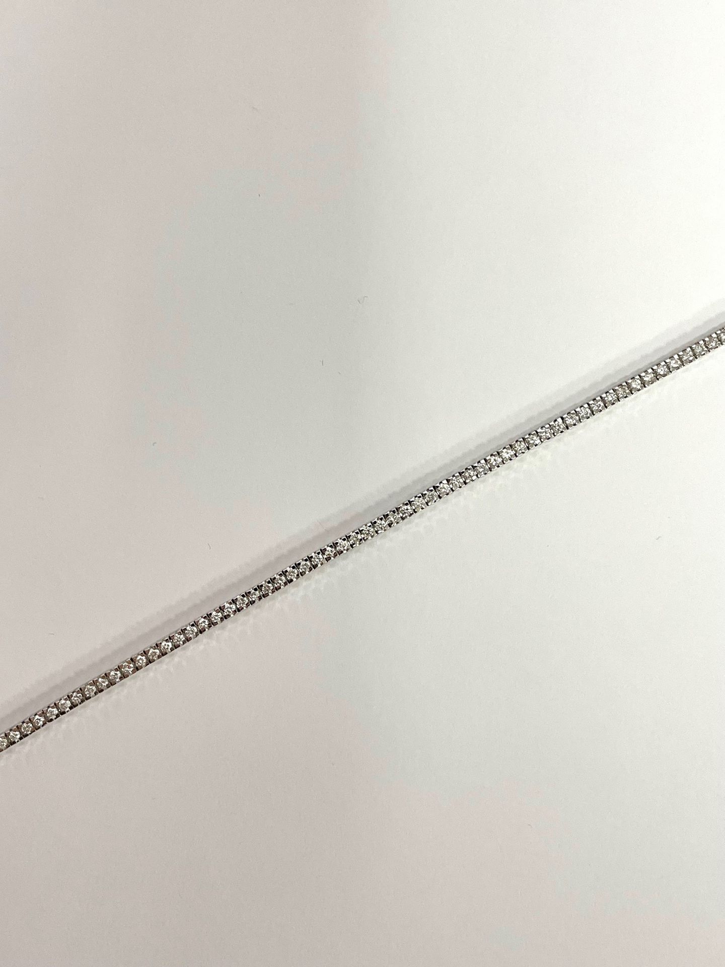 Null Bracelet tennis en or blanc 18K 750°/°° serti de 83 diamants pour un total &hellip;