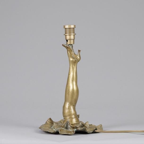 Null Fred FERRET (XX° siècle). Lampe en bronze doré représentant une jambe de fe&hellip;