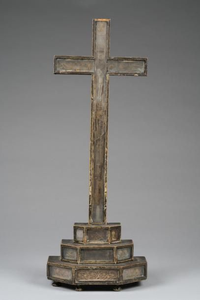 Null Crucifix reliquaire avec petit Christ entouré des Instruments de la Passion&hellip;